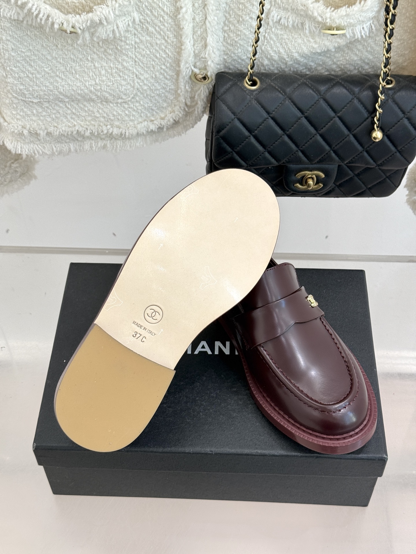 CHANE*｜小香26C新品双C乐福鞋秋冬的风拂过时尚版图这双乐福鞋携复古基因重磅登场。标志性不对称双C