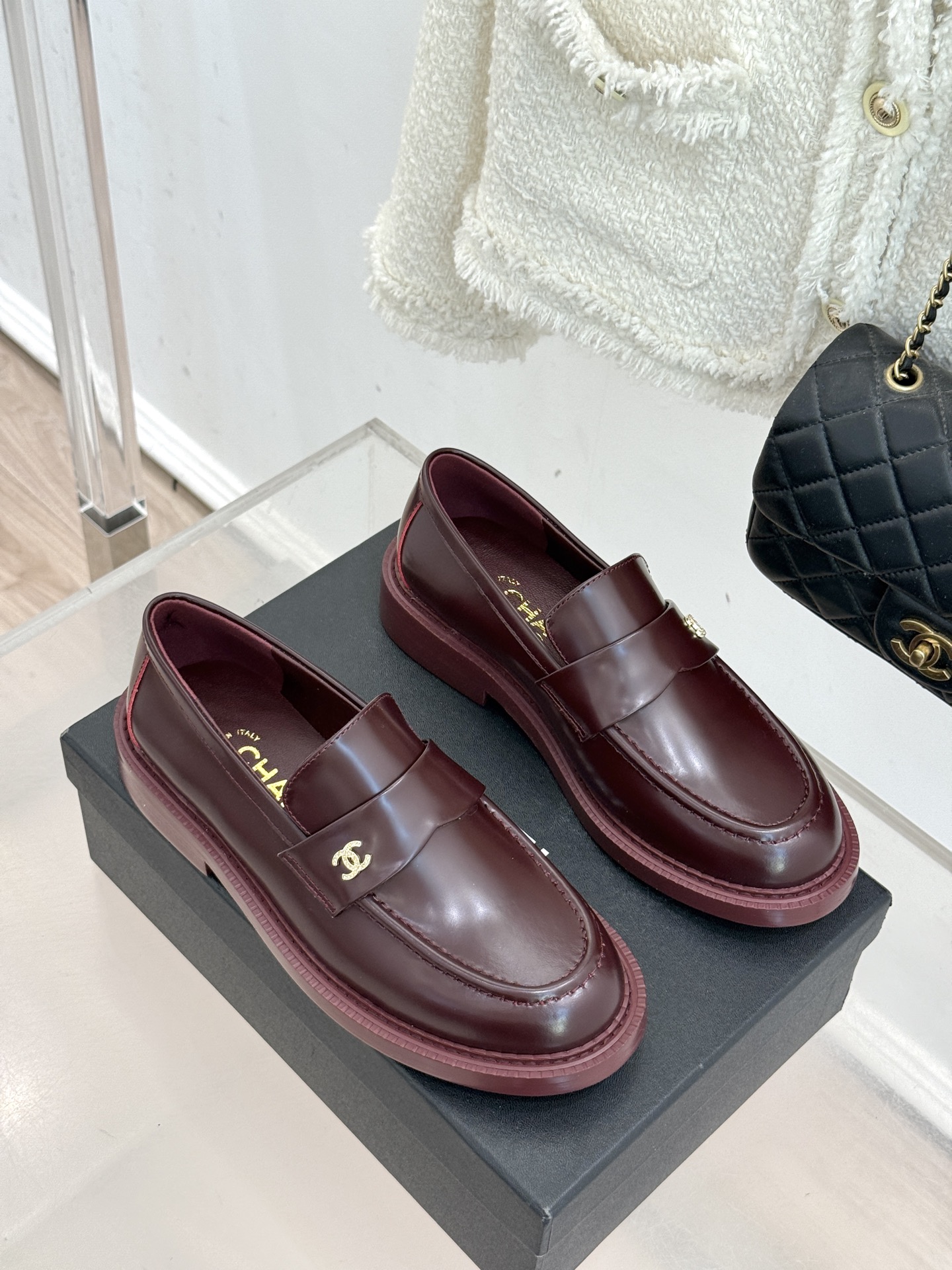 CHANE*｜小香26C新品双C乐福鞋秋冬的风拂过时尚版图这双乐福鞋携复古基因重磅登场。标志性不对称双C