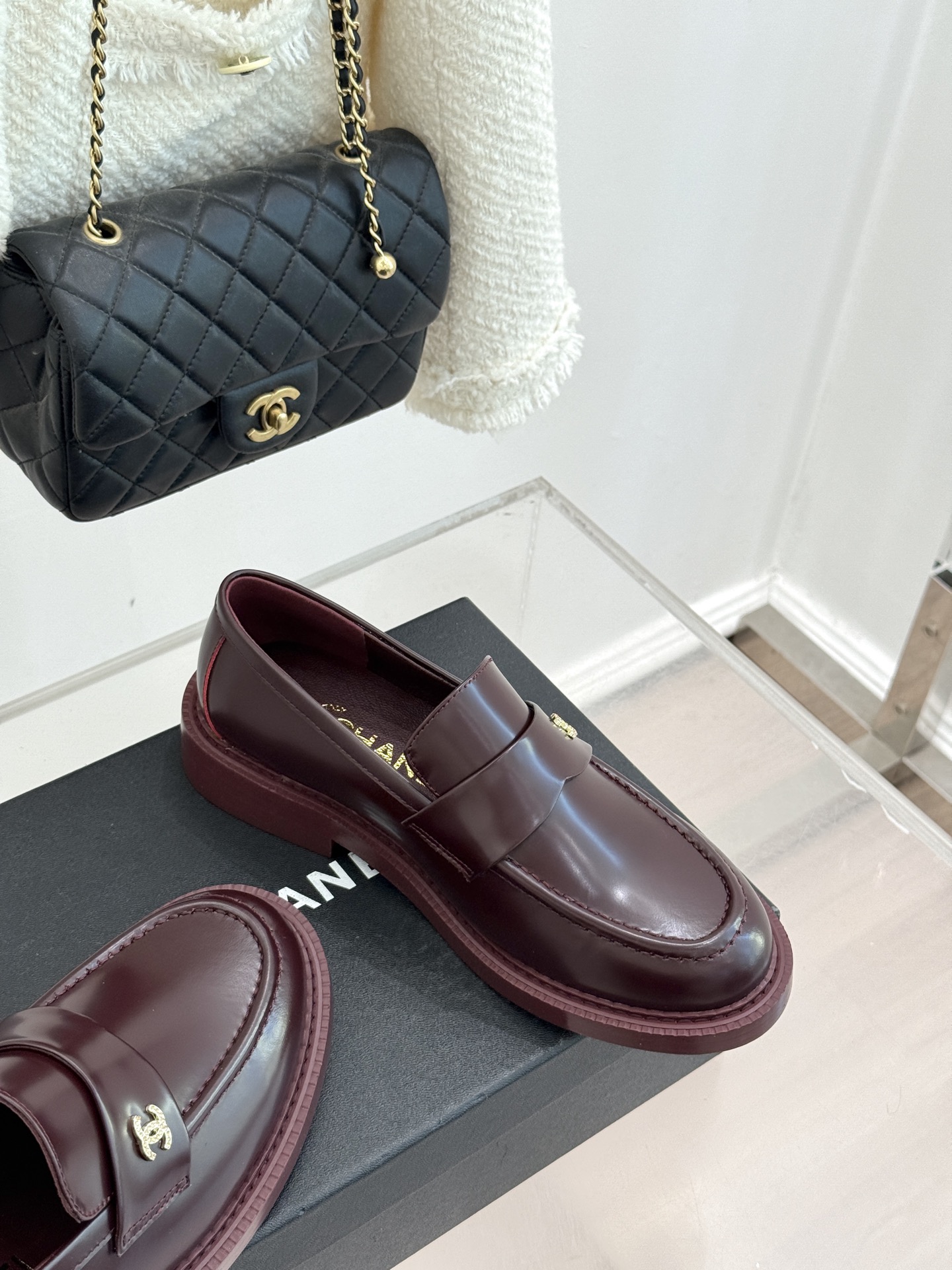 CHANE*｜小香26C新品双C乐福鞋秋冬的风拂过时尚版图这双乐福鞋携复古基因重磅登场。标志性不对称双C