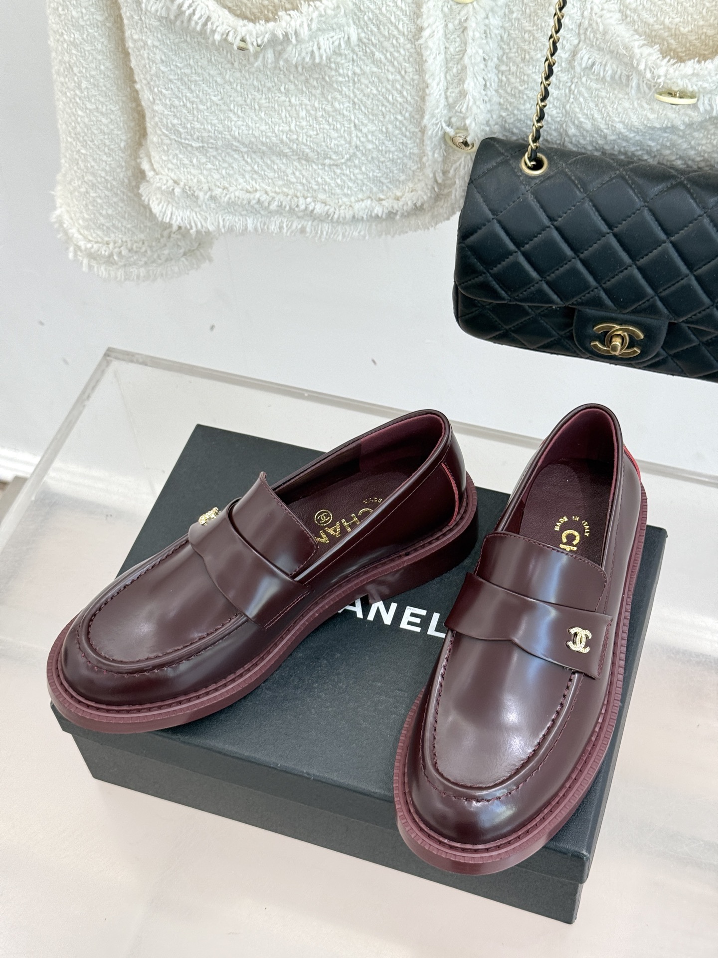 CHANE*｜小香26C新品双C乐福鞋秋冬的风拂过时尚版图这双乐福鞋携复古基因重磅登场。标志性不对称双C