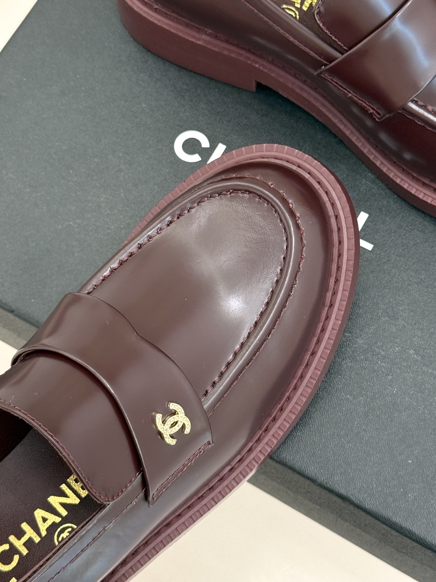 CHANE*｜小香26C新品双C乐福鞋秋冬的风拂过时尚版图这双乐福鞋携复古基因重磅登场。标志性不对称双C