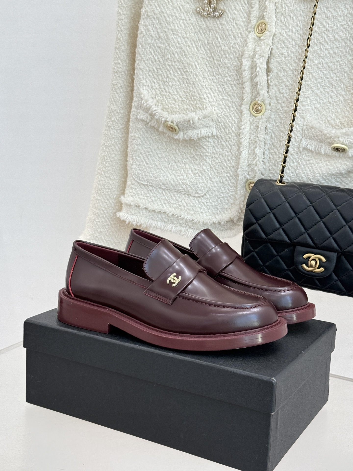 CHANE*｜小香26C新品双C乐福鞋秋冬的风拂过时尚版图这双乐福鞋携复古基因重磅登场。标志性不对称双C