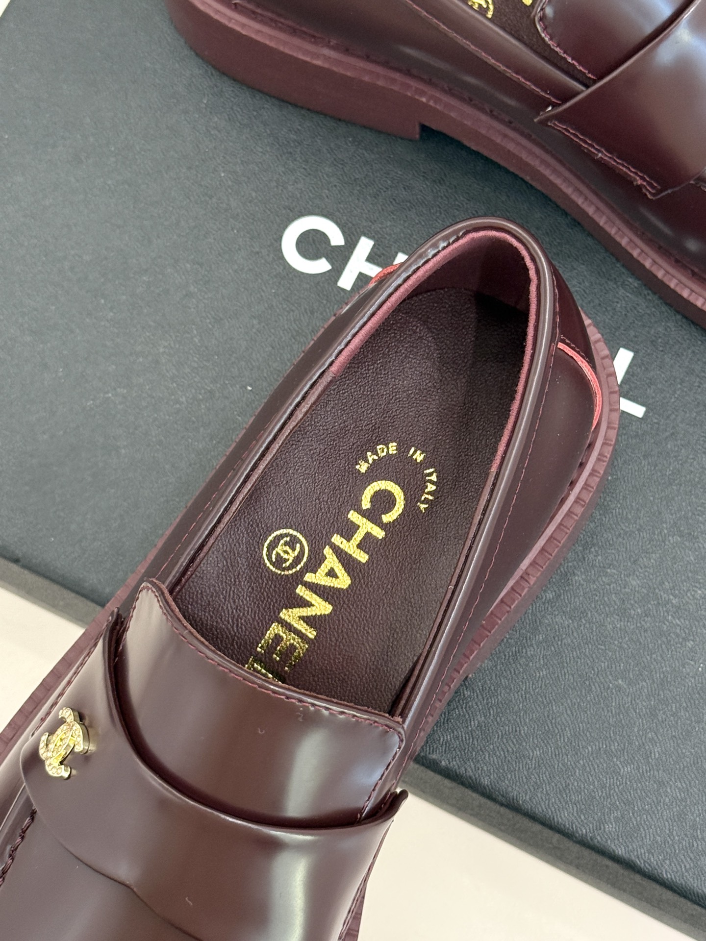 CHANE*｜小香26C新品双C乐福鞋秋冬的风拂过时尚版图这双乐福鞋携复古基因重磅登场。标志性不对称双C