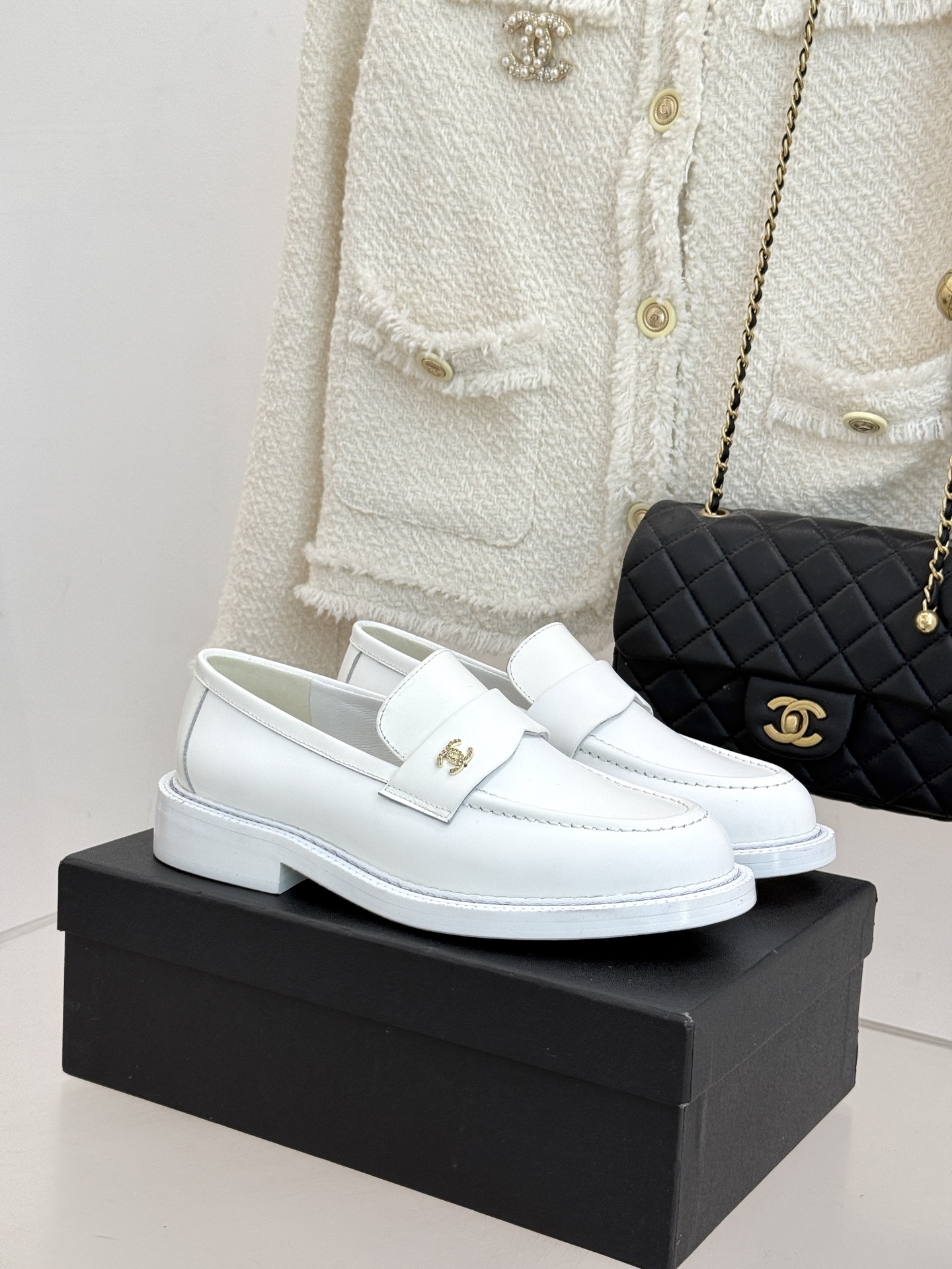 CHANE*｜小香26C新品双C乐福鞋秋冬的风拂过时尚版图这双乐福鞋携复古基因重磅登场。标志性不对称双C