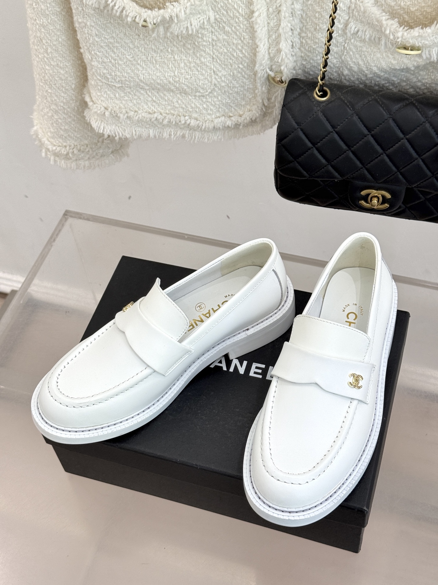 CHANE*｜小香26C新品双C乐福鞋秋冬的风拂过时尚版图这双乐福鞋携复古基因重磅登场。标志性不对称双C