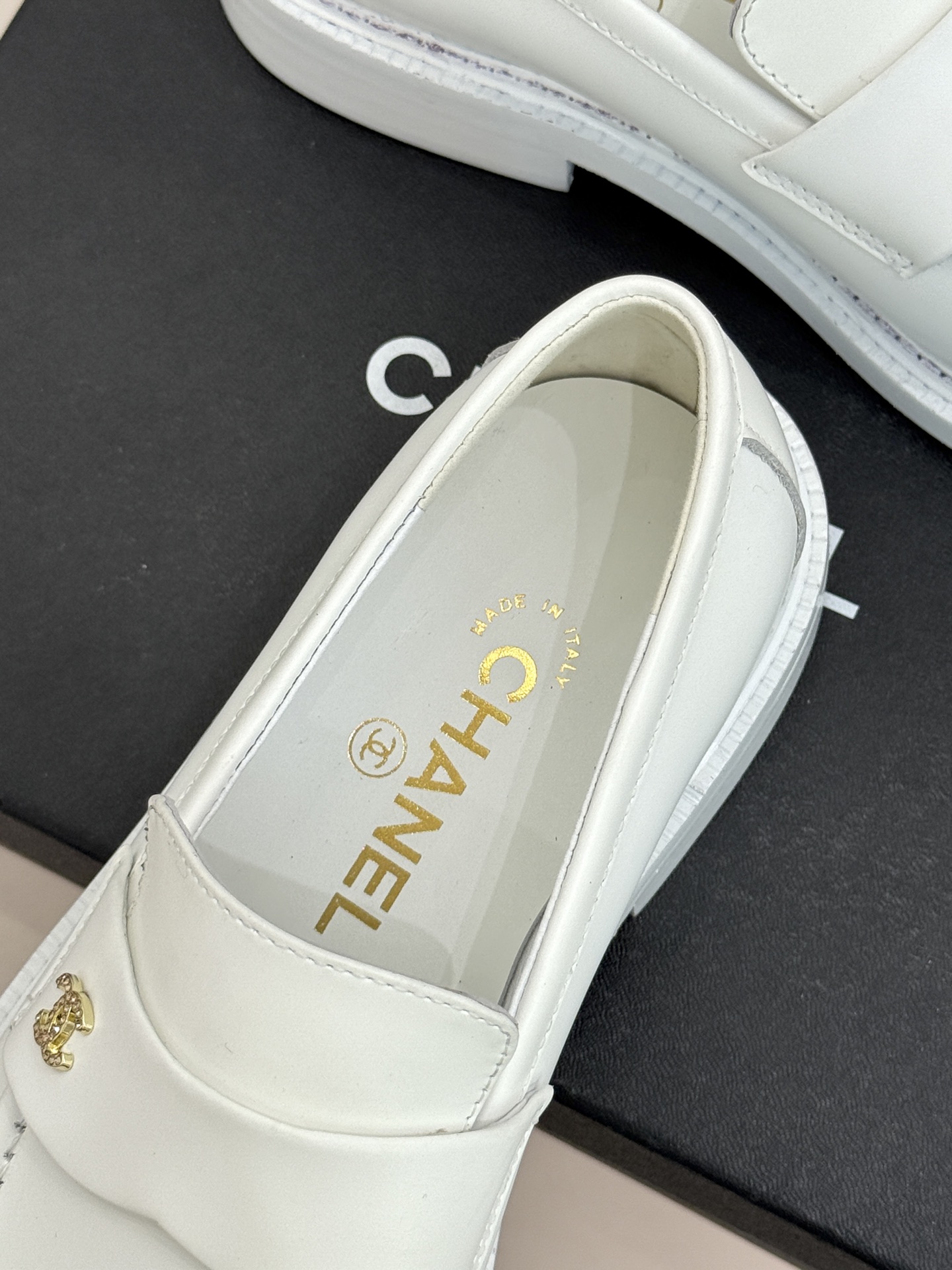 CHANE*｜小香26C新品双C乐福鞋秋冬的风拂过时尚版图这双乐福鞋携复古基因重磅登场。标志性不对称双C