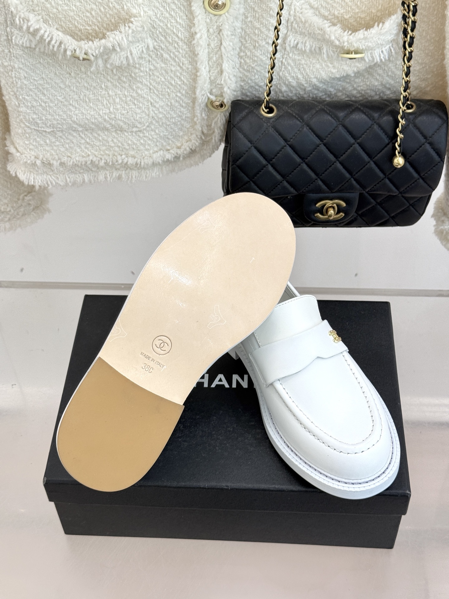 CHANE*｜小香26C新品双C乐福鞋秋冬的风拂过时尚版图这双乐福鞋携复古基因重磅登场。标志性不对称双C