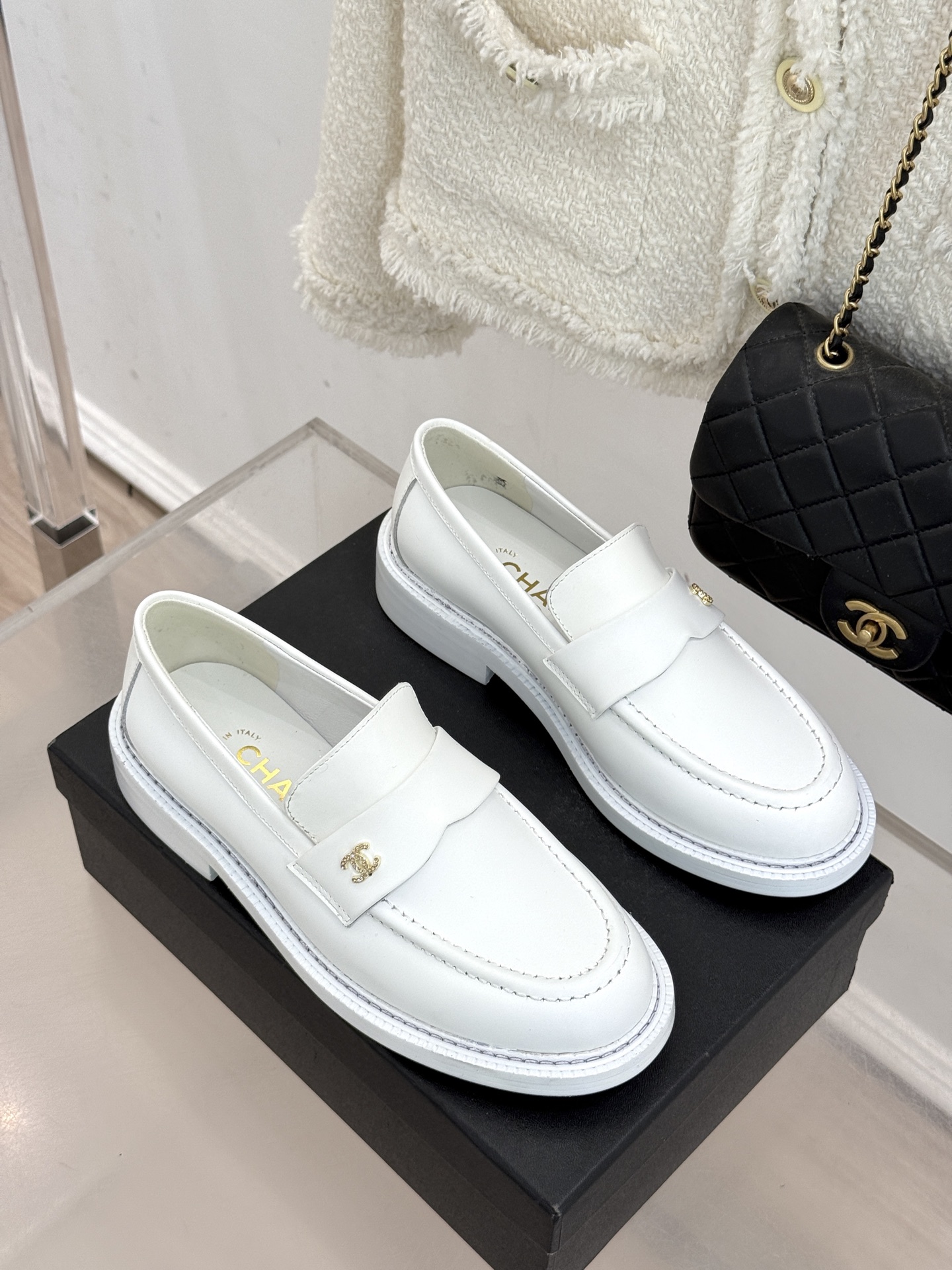 CHANE*｜小香26C新品双C乐福鞋秋冬的风拂过时尚版图这双乐福鞋携复古基因重磅登场。标志性不对称双C