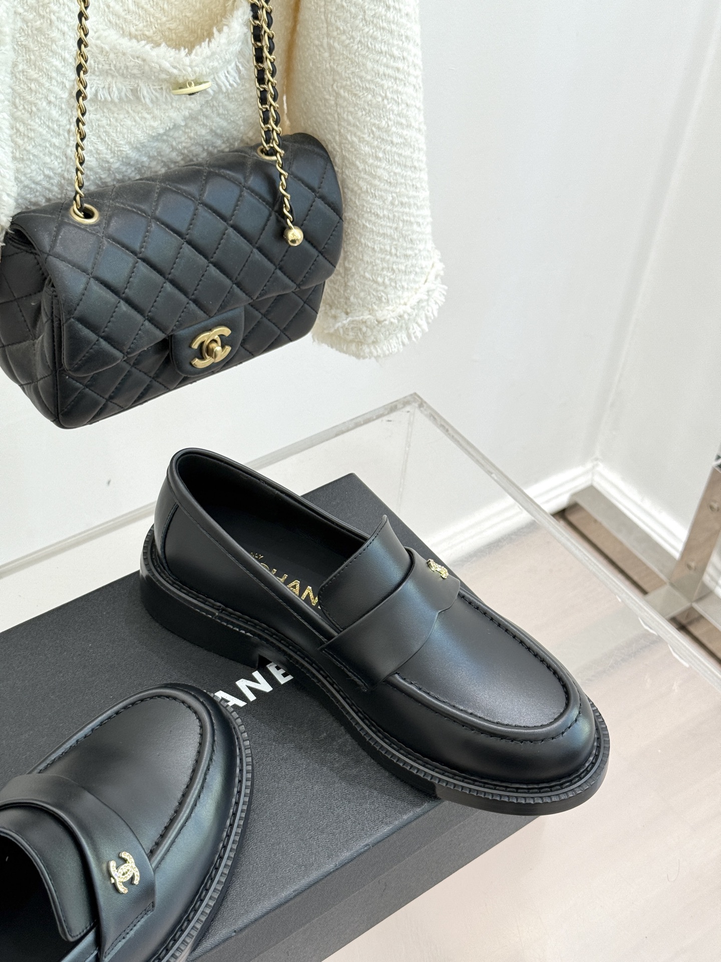 CHANE*｜小香26C新品双C乐福鞋秋冬的风拂过时尚版图这双乐福鞋携复古基因重磅登场。标志性不对称双C