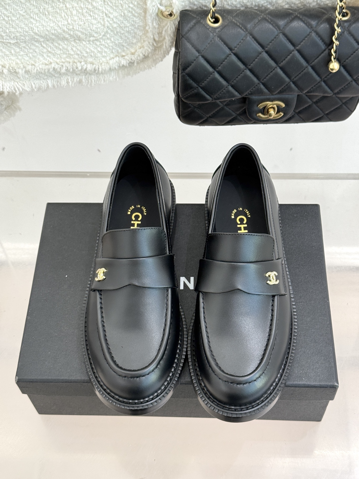 CHANE*｜小香26C新品双C乐福鞋秋冬的风拂过时尚版图这双乐福鞋携复古基因重磅登场。标志性不对称双C