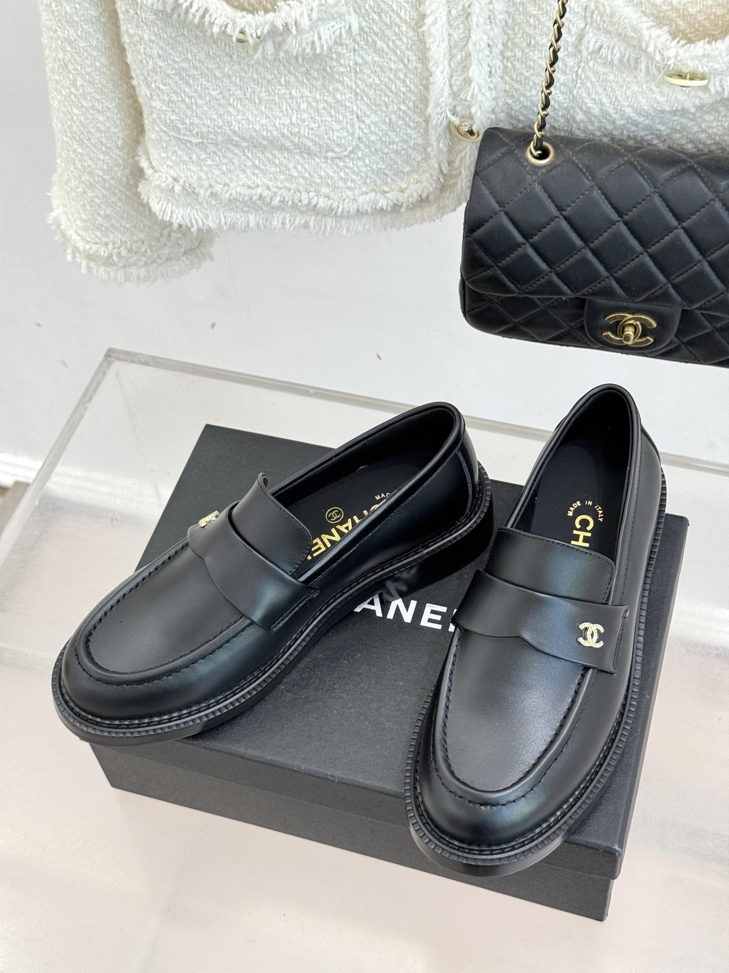 CHANE*｜小香26C新品双C乐福鞋秋冬的风拂过时尚版图这双乐福鞋携复古基因重磅登场。标志性不对称双C