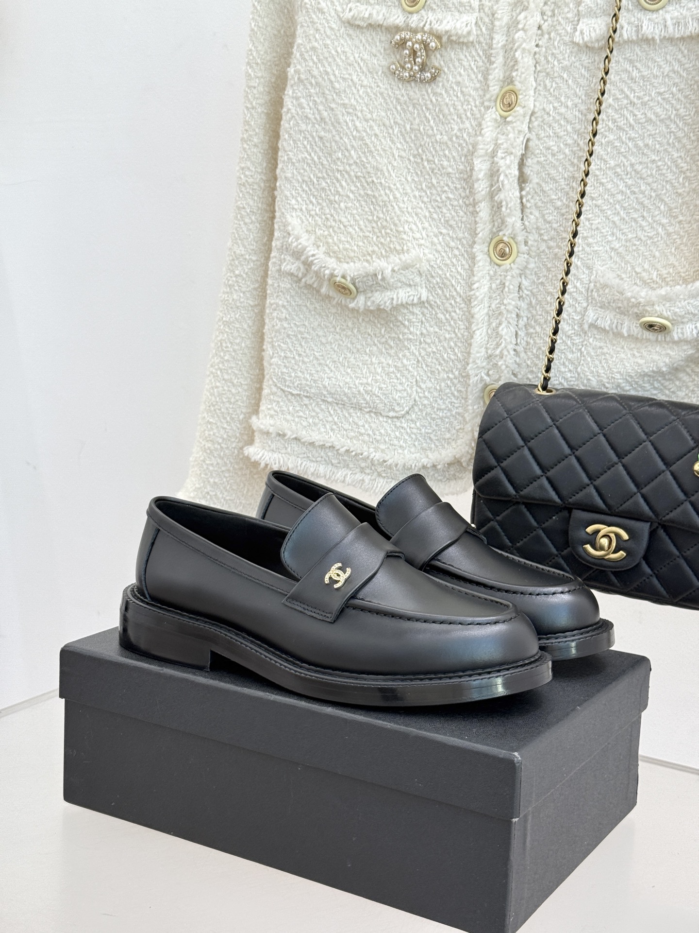 NO:707477,CHANE*｜Xiaoxiang 26C new double C loafers. The wind of autumn and winter blows through the fashion landscape. This pair of loafers makes a grand debut with retro genes. The iconic asymmetrical double C logo embellishes the shoe body. The three-dimensional logo on the heel hides ingenuity. Every stitch is engraved with the brand's exquisite craftsmanship. The 3cm golden height quietly elongates the proportions, whether it is paired with suit cigarette trousers to create a sense of sophistication for commuting or paired with denim wide-leg pants to unlock relaxed fashion.  It can make elegance and comfort without compromise and become the key to style across scenes. The fabric is made of original customized cowhide, the lining and toes are all silk sheepskin, the Italian imported genuine leather outsole size35-39 (customized 40/41), loafers, chanel, loafers, business suit, cowhide, sheepskin, gold, Leather soles19860909CHANE*｜小香26C新品双C乐福鞋 秋冬的风拂过时尚版图 这双乐福鞋携复古基因重磅登场. 标志性不对称双C徽标点缀鞋身 后跟立体Logo暗藏巧思 每一处针脚都镌刻着品牌的精湛工艺 3cm黄金高度悄悄拉长比例的同时 无论是搭配西装烟管裤打造通勤精致感 还是配牛仔阔腿裤解锁松弛时髦 它都能让优雅与舒适无需妥协 成为跨越场景的风格密钥. 面料采用原版定制牛皮 内里踮脚均为丝绸羊皮 意大利进口真皮大底 size35-39（40/41定制）,乐福鞋,chanel,loafers,business suit,cowhide,sheepskin,gold,Leather soles,Women's Shoes