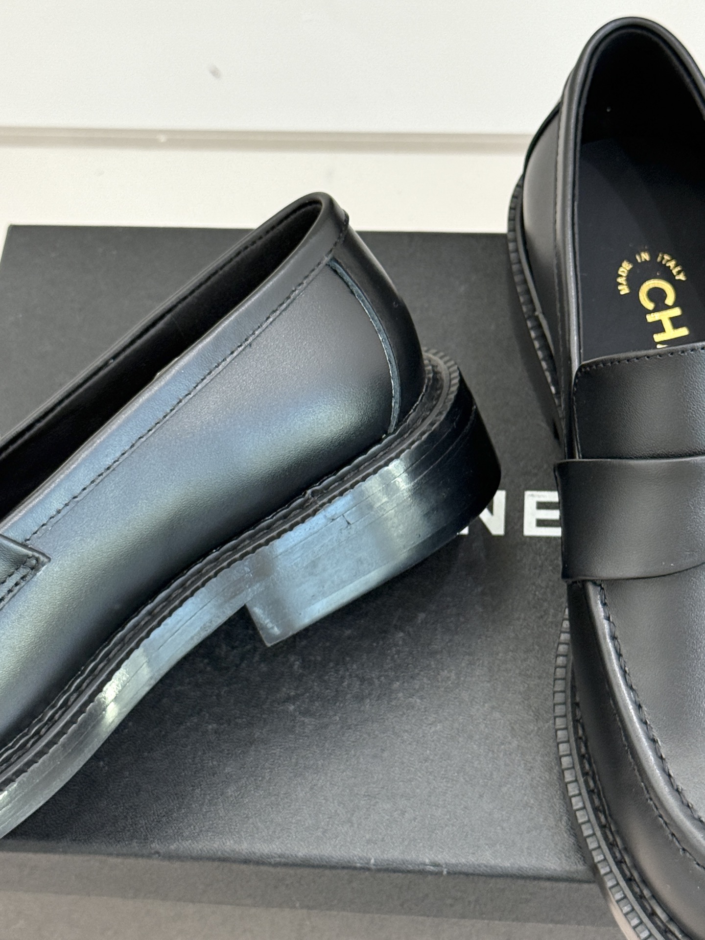 CHANE*｜小香26C新品双C乐福鞋秋冬的风拂过时尚版图这双乐福鞋携复古基因重磅登场。标志性不对称双C