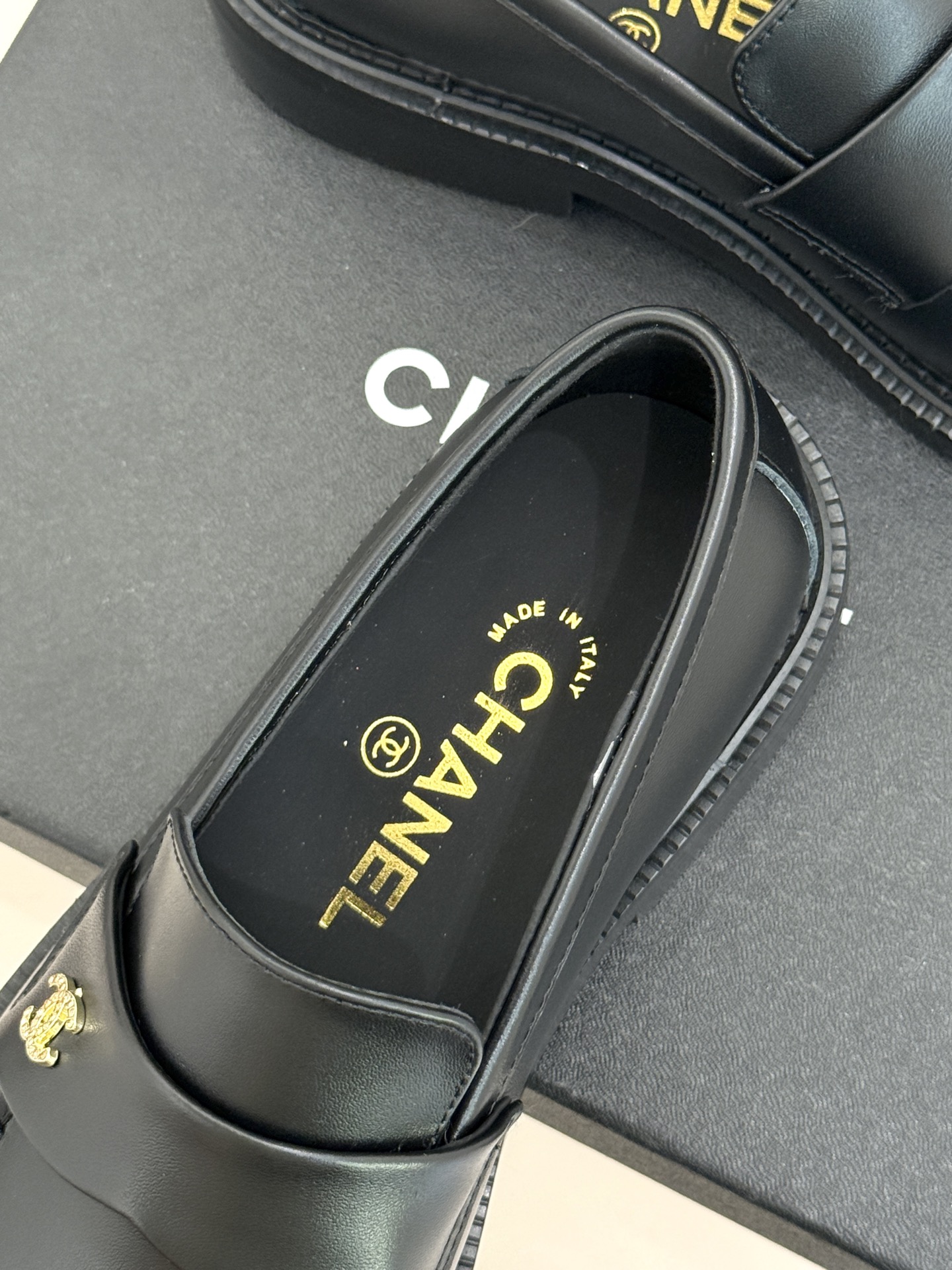 CHANE*｜小香26C新品双C乐福鞋秋冬的风拂过时尚版图这双乐福鞋携复古基因重磅登场。标志性不对称双C