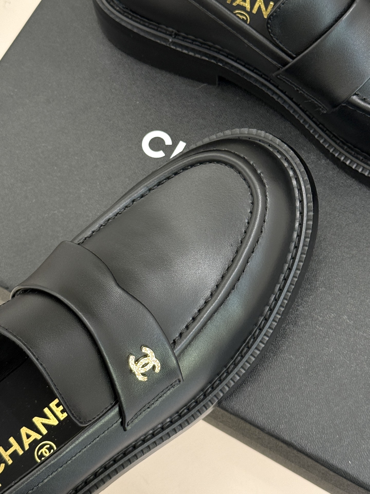 CHANE*｜小香26C新品双C乐福鞋秋冬的风拂过时尚版图这双乐福鞋携复古基因重磅登场。标志性不对称双C