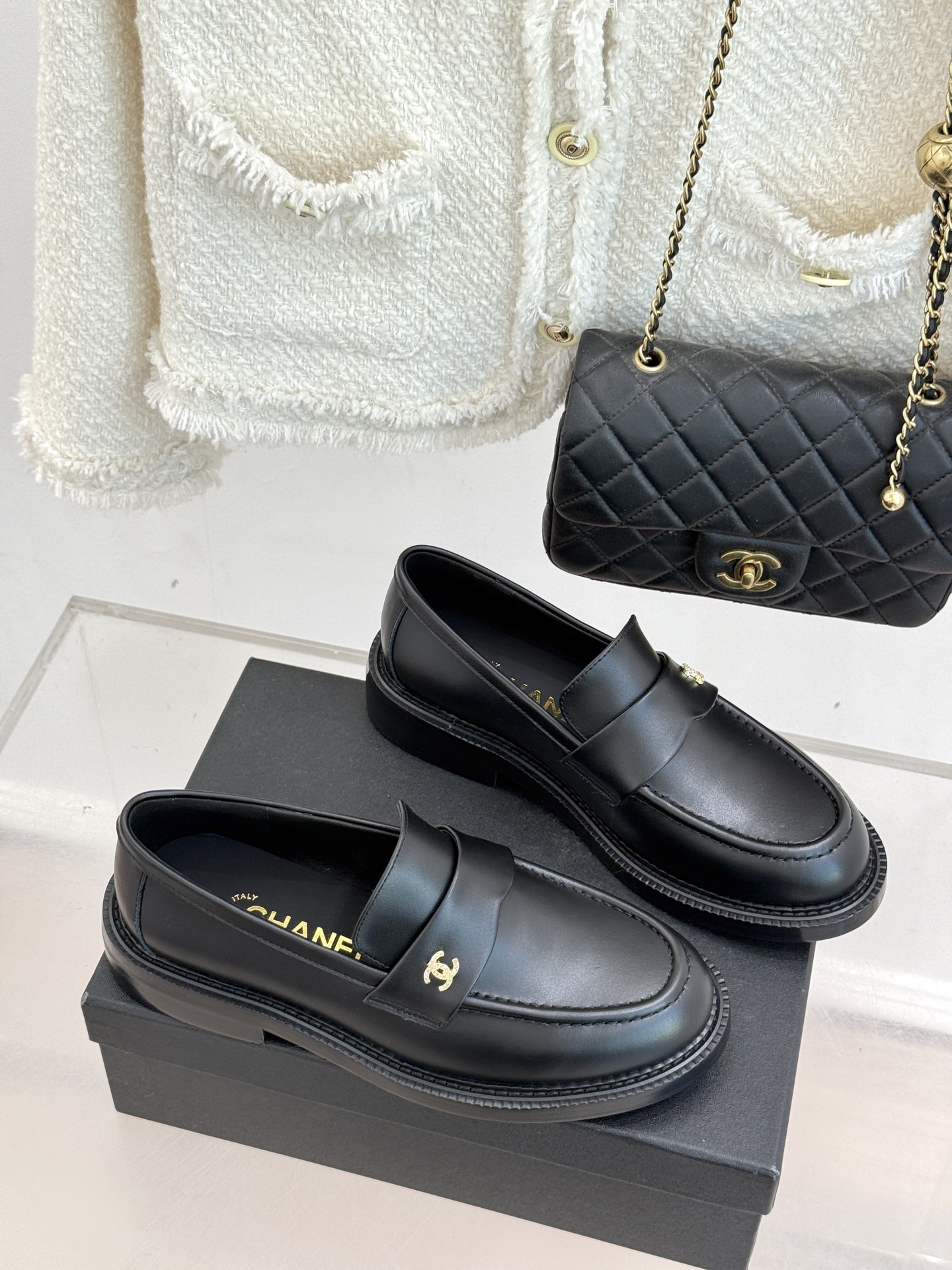 CHANE*｜小香26C新品双C乐福鞋秋冬的风拂过时尚版图这双乐福鞋携复古基因重磅登场。标志性不对称双C