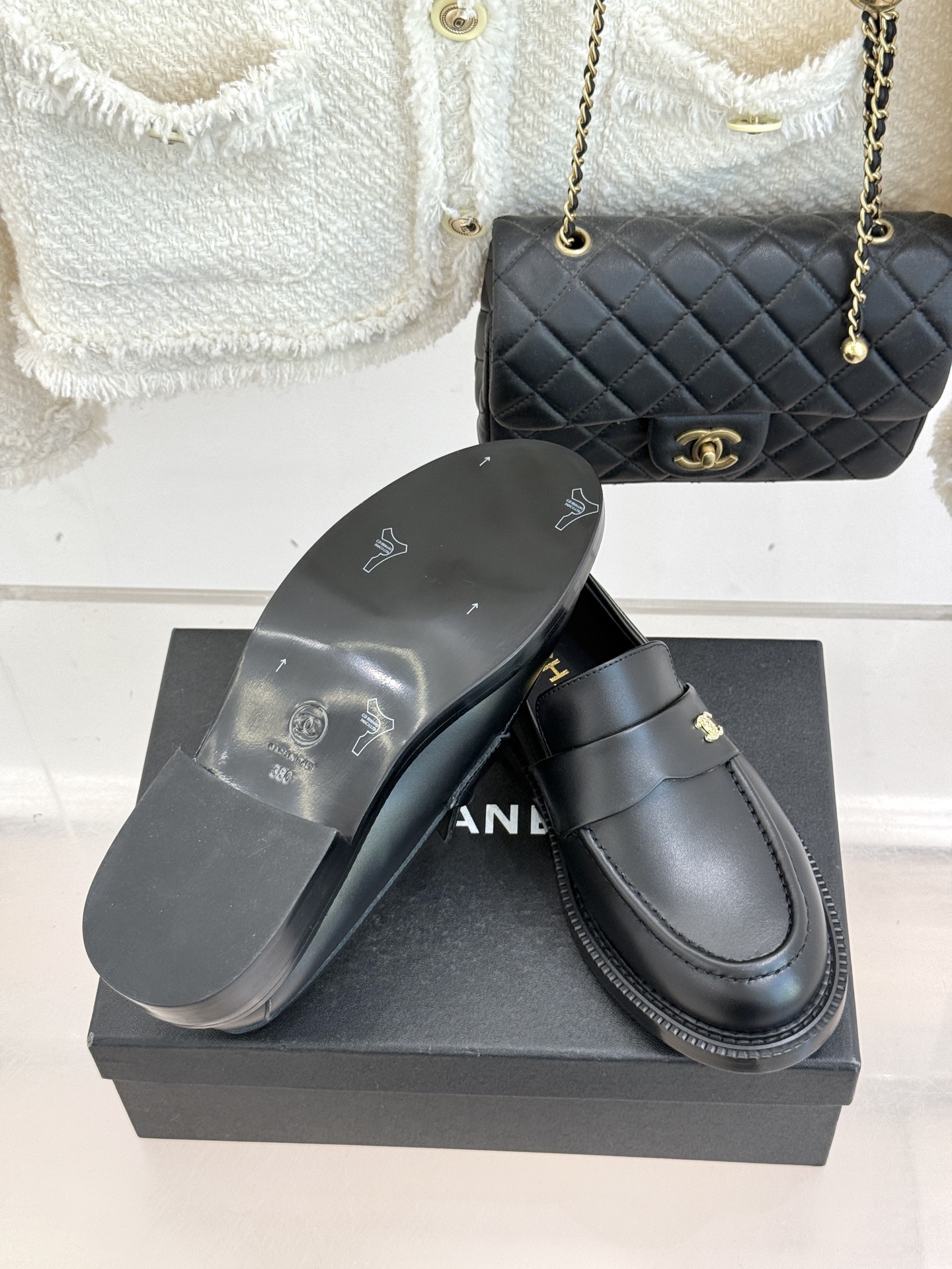 CHANE*｜小香26C新品双C乐福鞋秋冬的风拂过时尚版图这双乐福鞋携复古基因重磅登场。标志性不对称双C