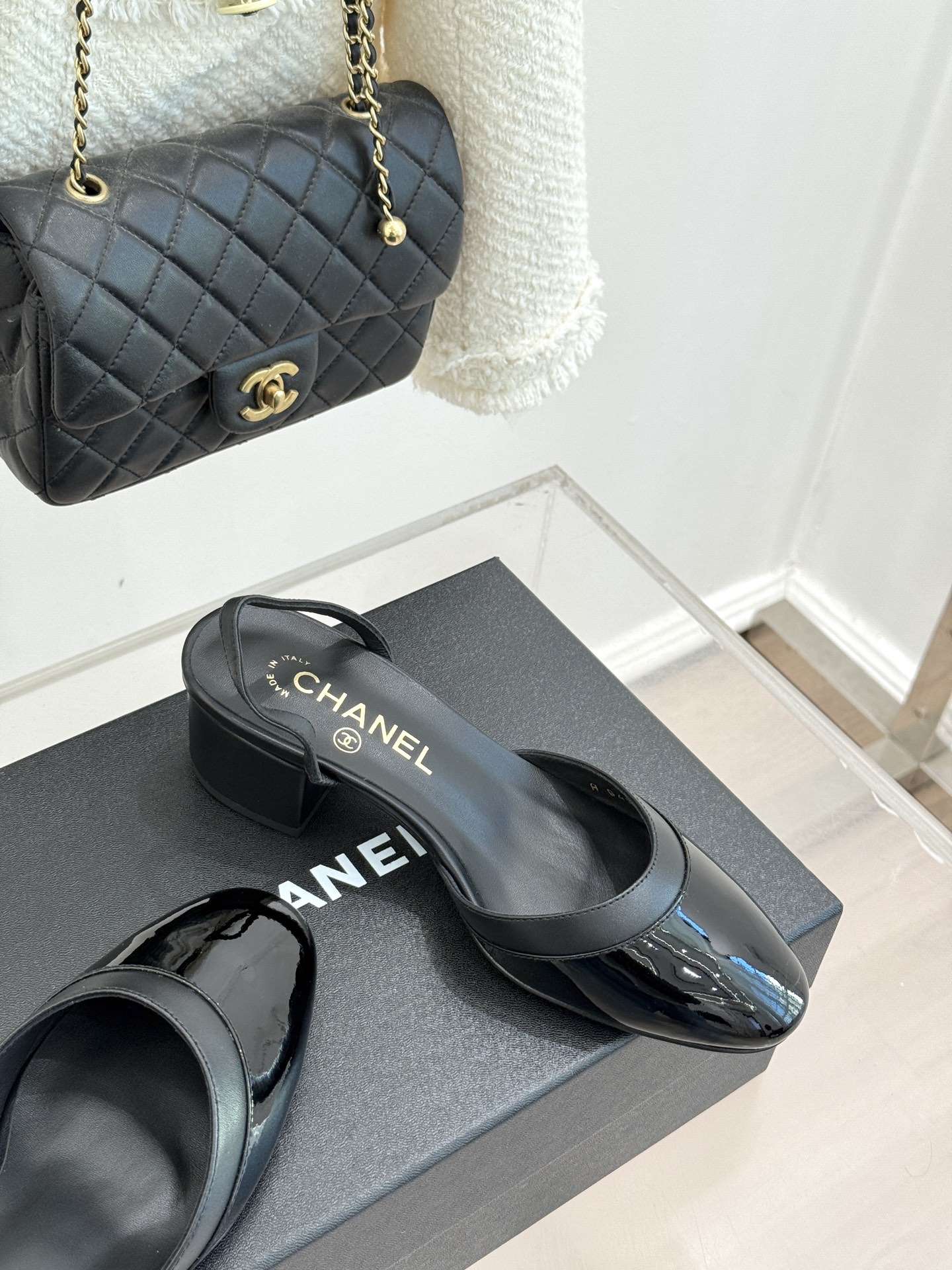 CHANE*｜小香26C新品后空高跟粗跟凉鞋当小香 26C的匠心邂逅夏日风情以露踝设计解锁法式优雅的进阶