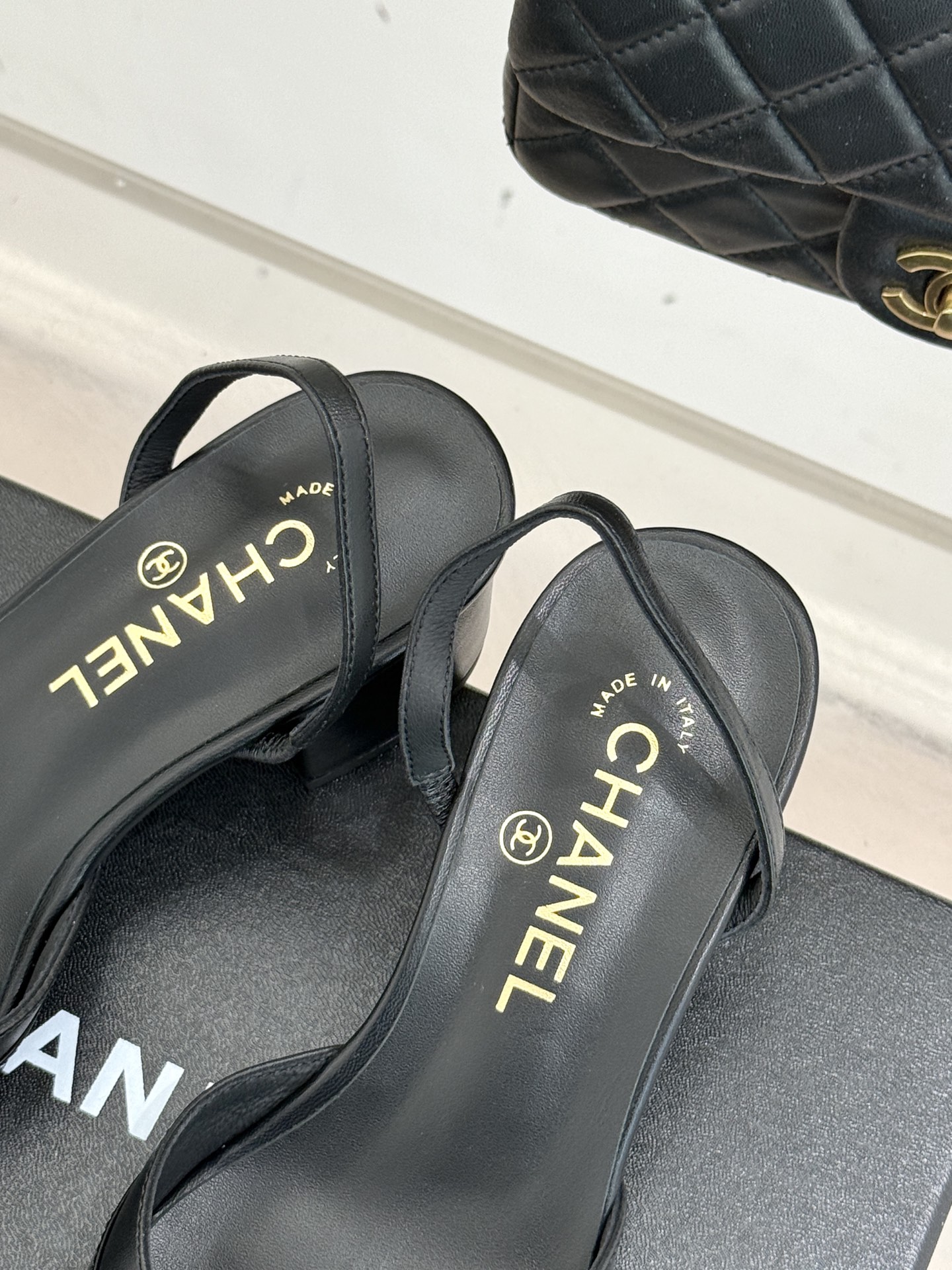 CHANE*｜小香26C新品后空高跟粗跟凉鞋当小香 26C的匠心邂逅夏日风情以露踝设计解锁法式优雅的进阶