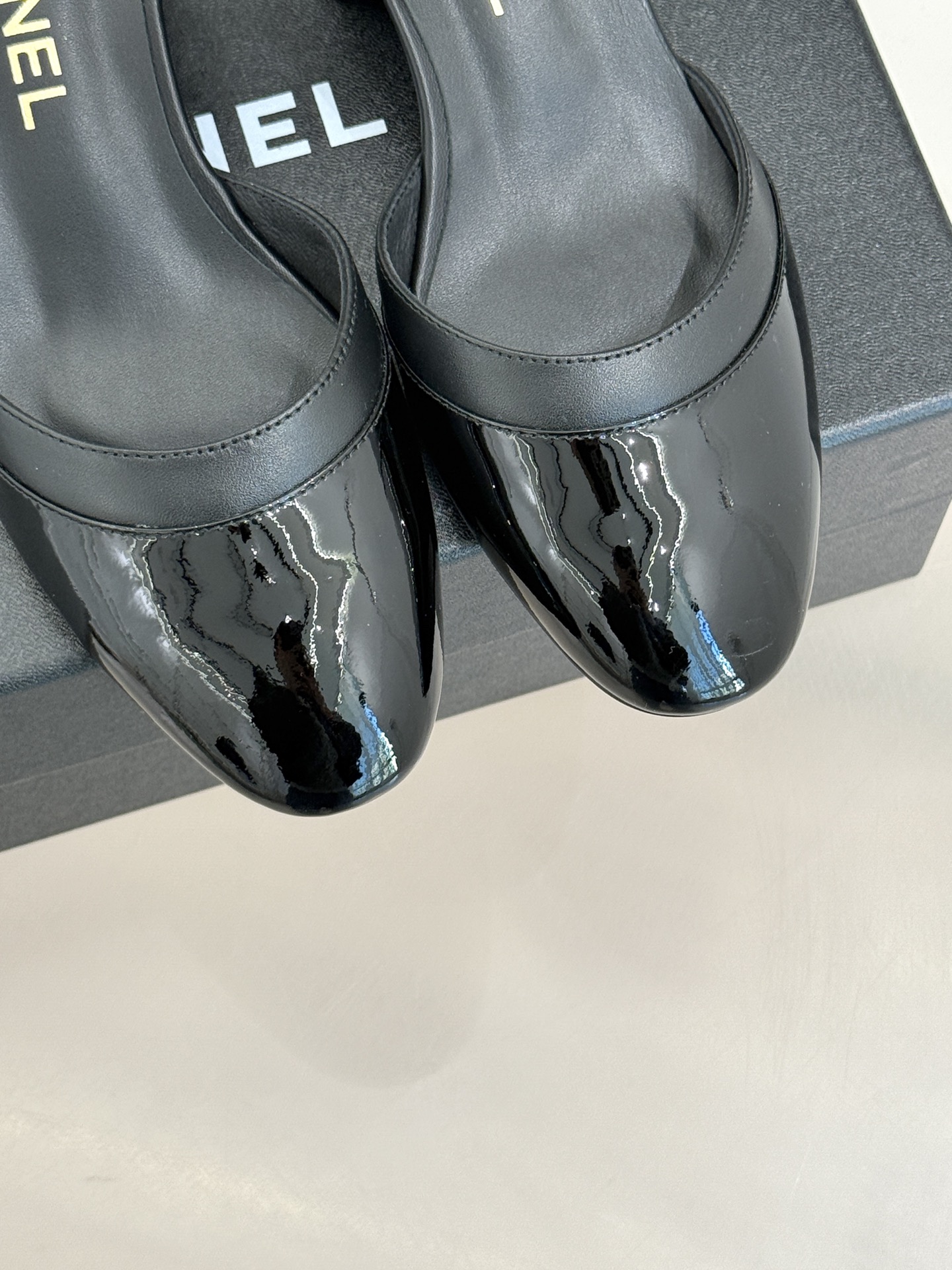 CHANE*｜小香26C新品后空高跟粗跟凉鞋当小香 26C的匠心邂逅夏日风情以露踝设计解锁法式优雅的进阶