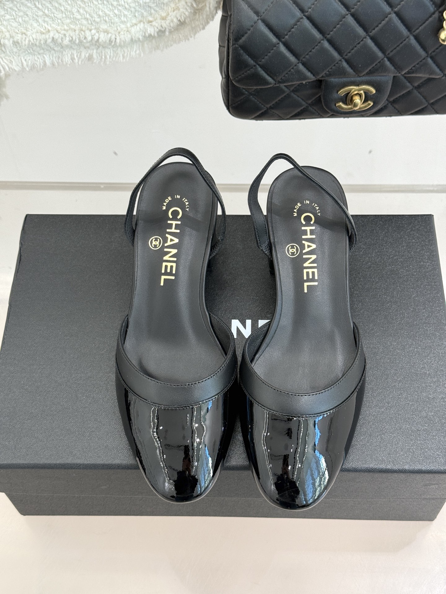 CHANE*｜小香26C新品后空高跟粗跟凉鞋当小香 26C的匠心邂逅夏日风情以露踝设计解锁法式优雅的进阶