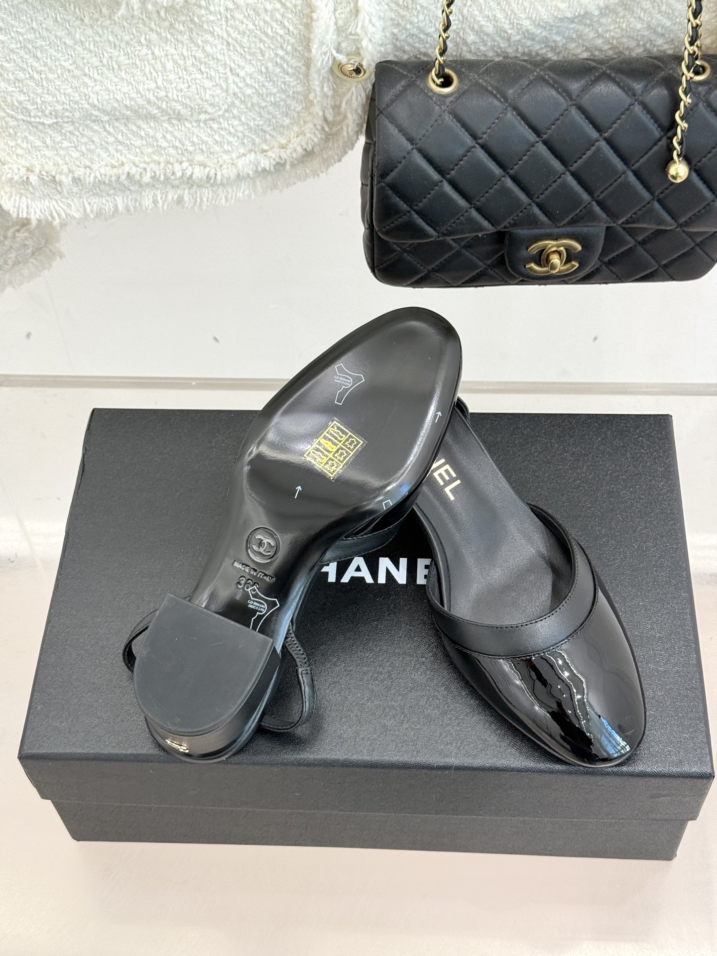 CHANE*｜小香26C新品后空高跟粗跟凉鞋当小香 26C的匠心邂逅夏日风情以露踝设计解锁法式优雅的进阶