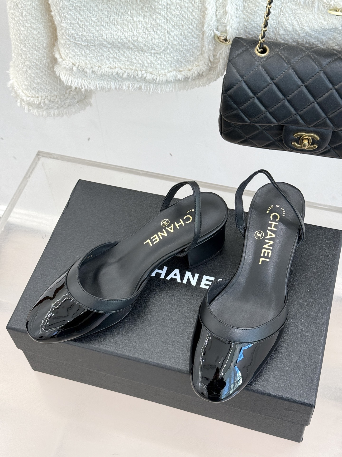 CHANE*｜小香26C新品后空高跟粗跟凉鞋当小香 26C的匠心邂逅夏日风情以露踝设计解锁法式优雅的进阶