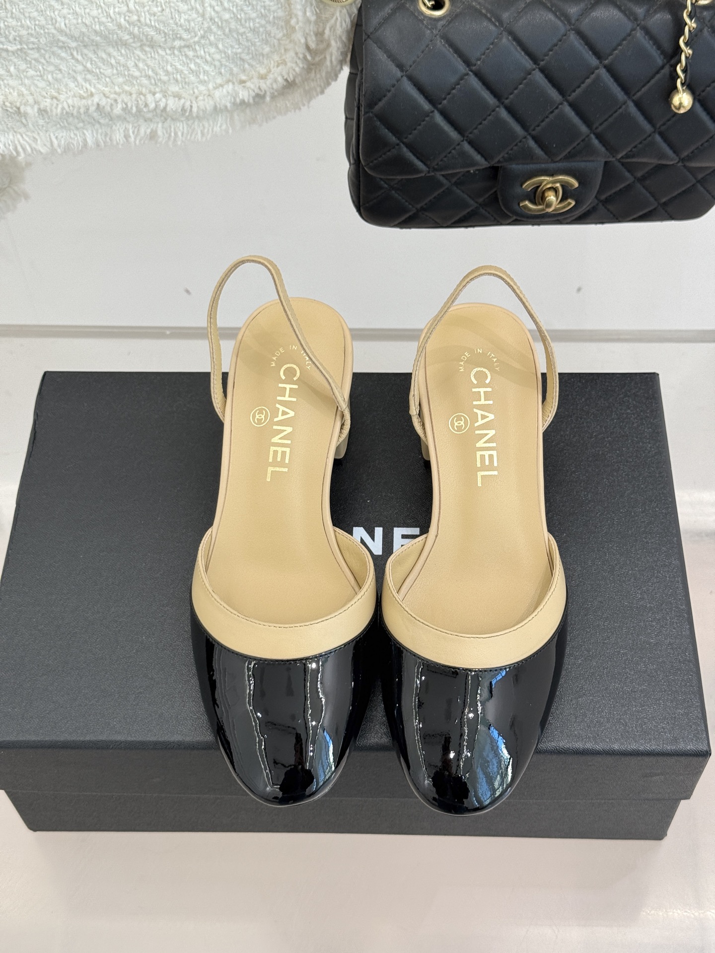 CHANE*｜小香26C新品后空高跟粗跟凉鞋当小香 26C的匠心邂逅夏日风情以露踝设计解锁法式优雅的进阶