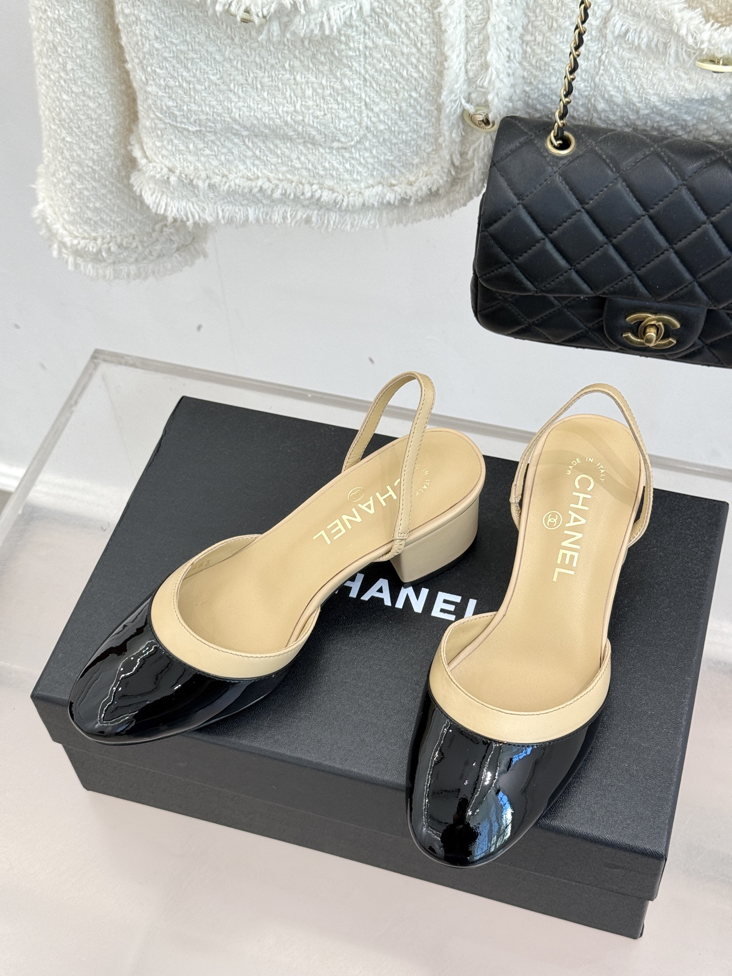 CHANE*｜小香26C新品后空高跟粗跟凉鞋当小香 26C的匠心邂逅夏日风情以露踝设计解锁法式优雅的进阶