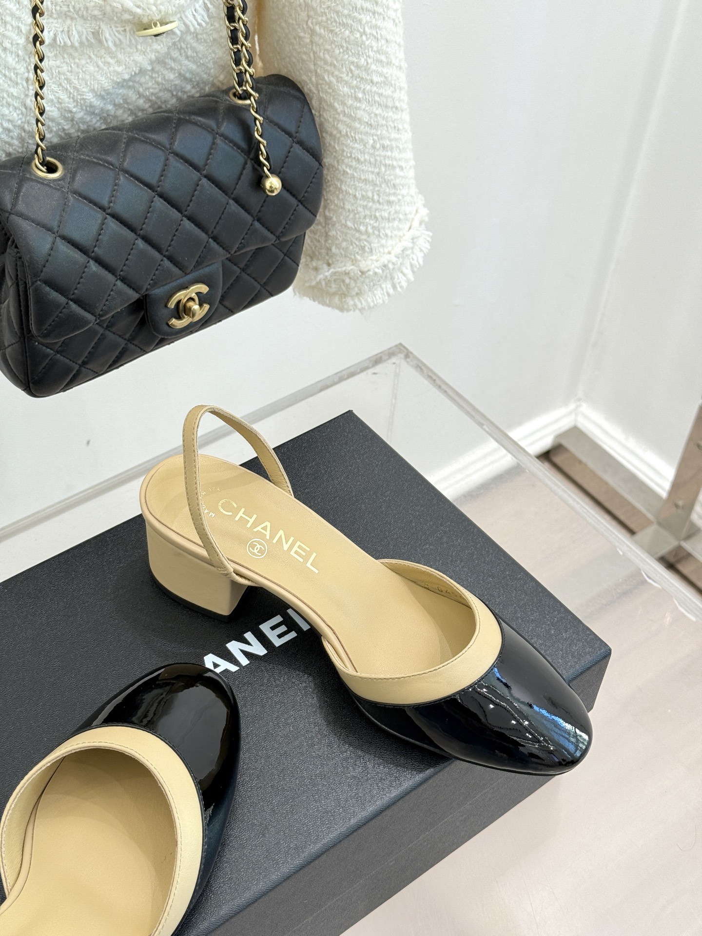 CHANE*｜小香26C新品后空高跟粗跟凉鞋当小香 26C的匠心邂逅夏日风情以露踝设计解锁法式优雅的进阶