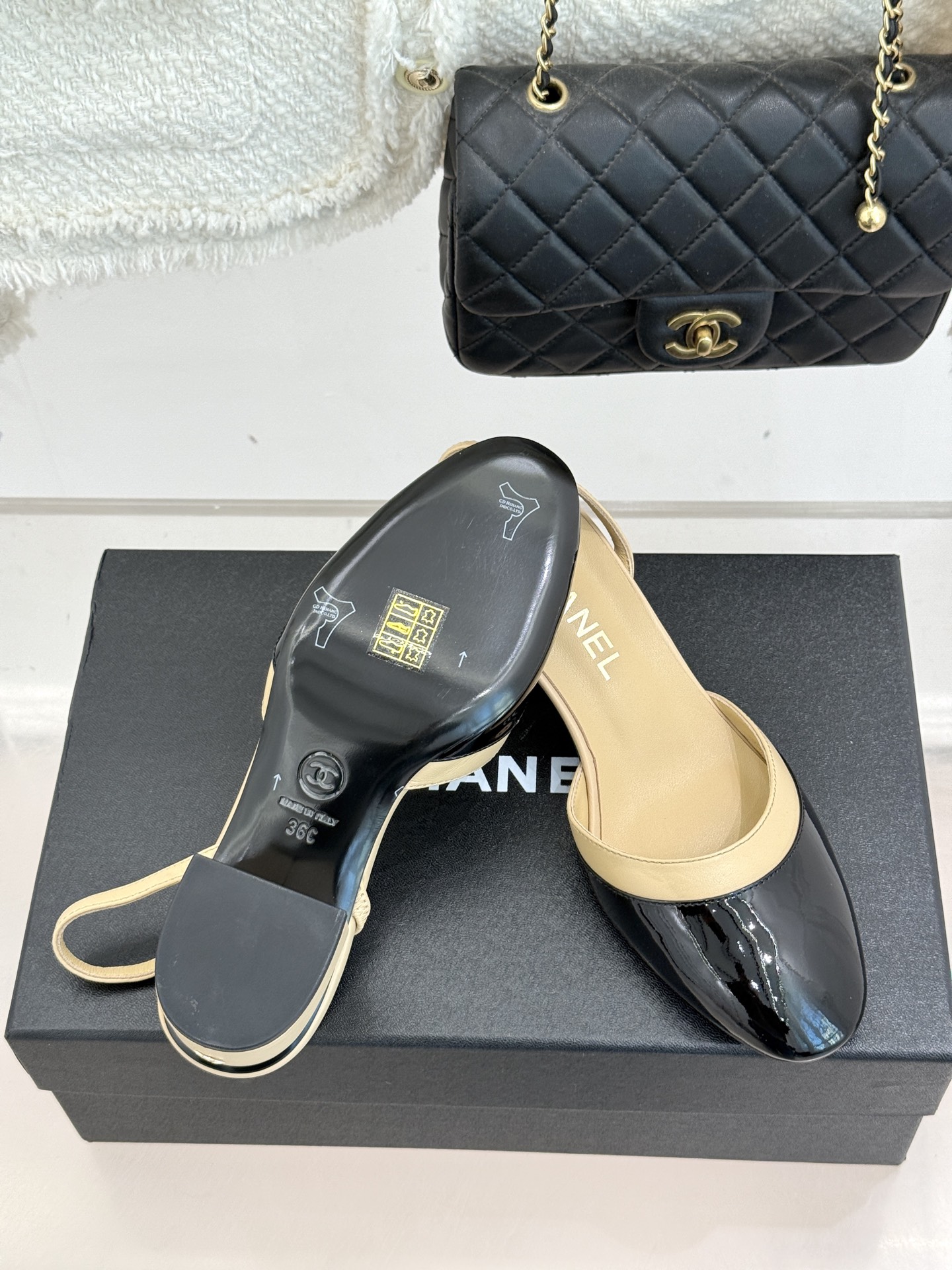 CHANE*｜小香26C新品后空高跟粗跟凉鞋当小香 26C的匠心邂逅夏日风情以露踝设计解锁法式优雅的进阶