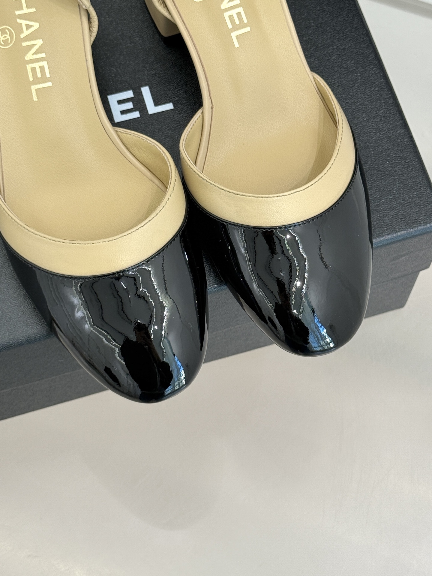 CHANE*｜小香26C新品后空高跟粗跟凉鞋当小香 26C的匠心邂逅夏日风情以露踝设计解锁法式优雅的进阶