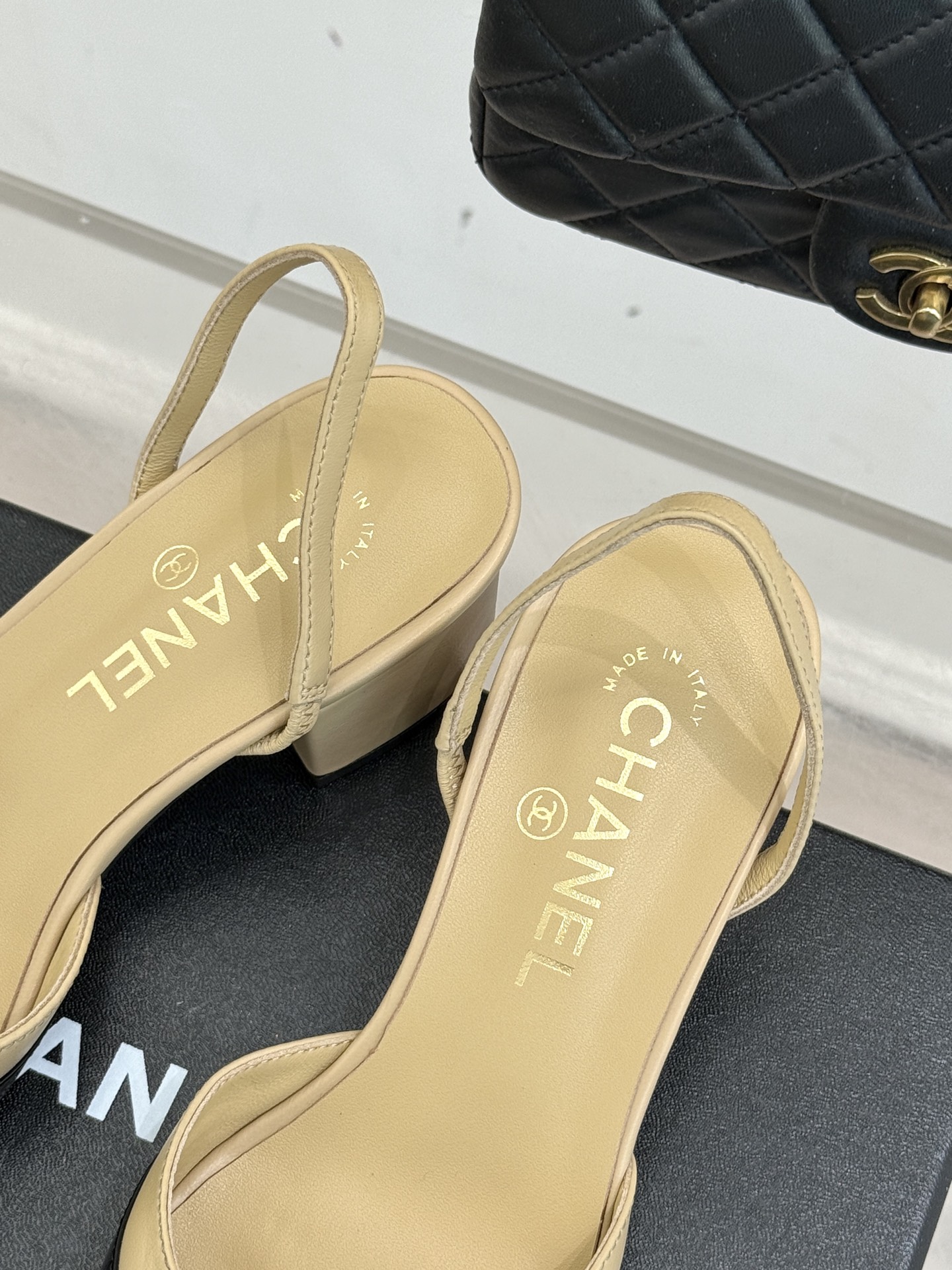 CHANE*｜小香26C新品后空高跟粗跟凉鞋当小香 26C的匠心邂逅夏日风情以露踝设计解锁法式优雅的进阶