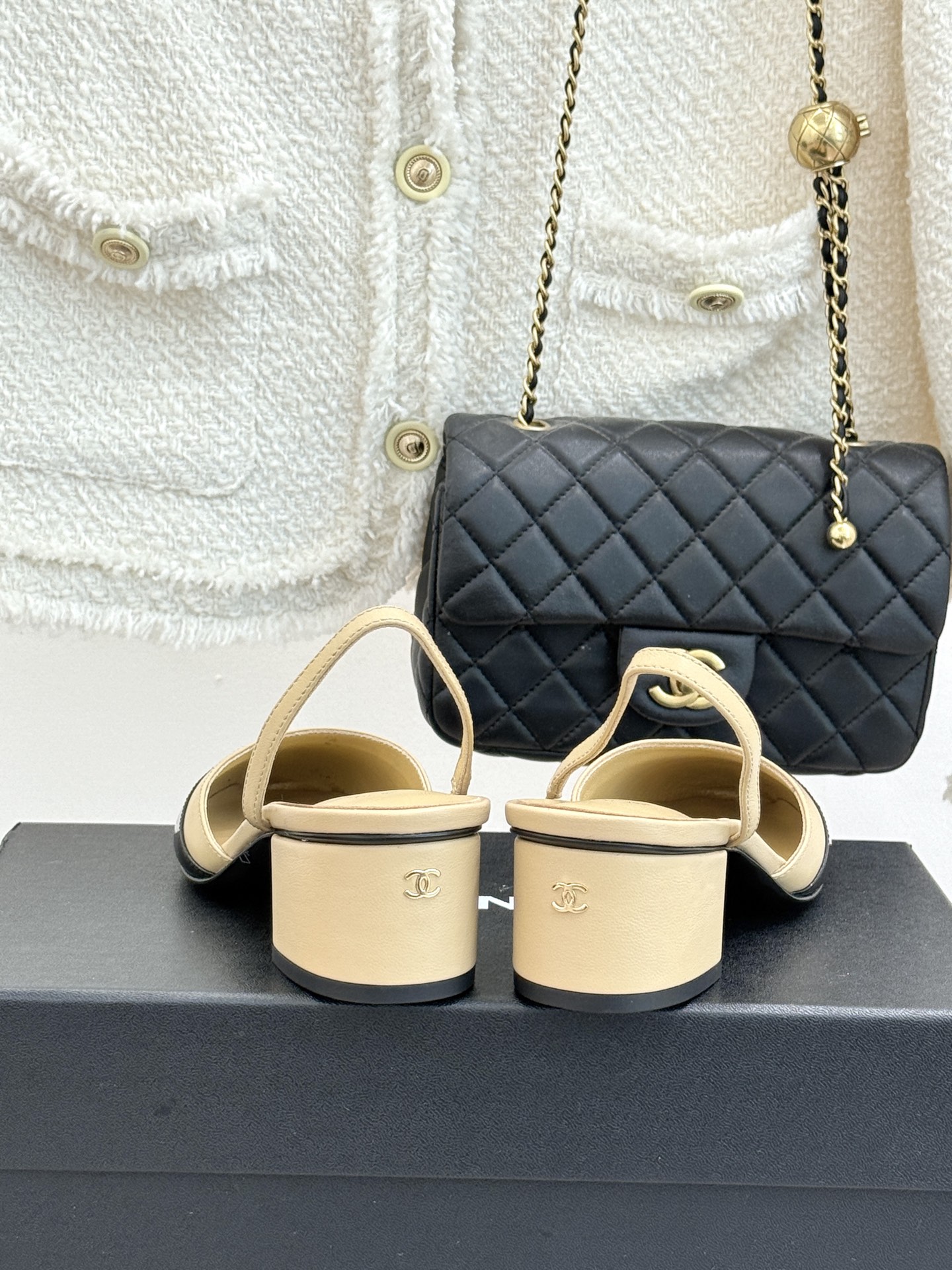 CHANE*｜小香26C新品后空高跟粗跟凉鞋当小香 26C的匠心邂逅夏日风情以露踝设计解锁法式优雅的进阶