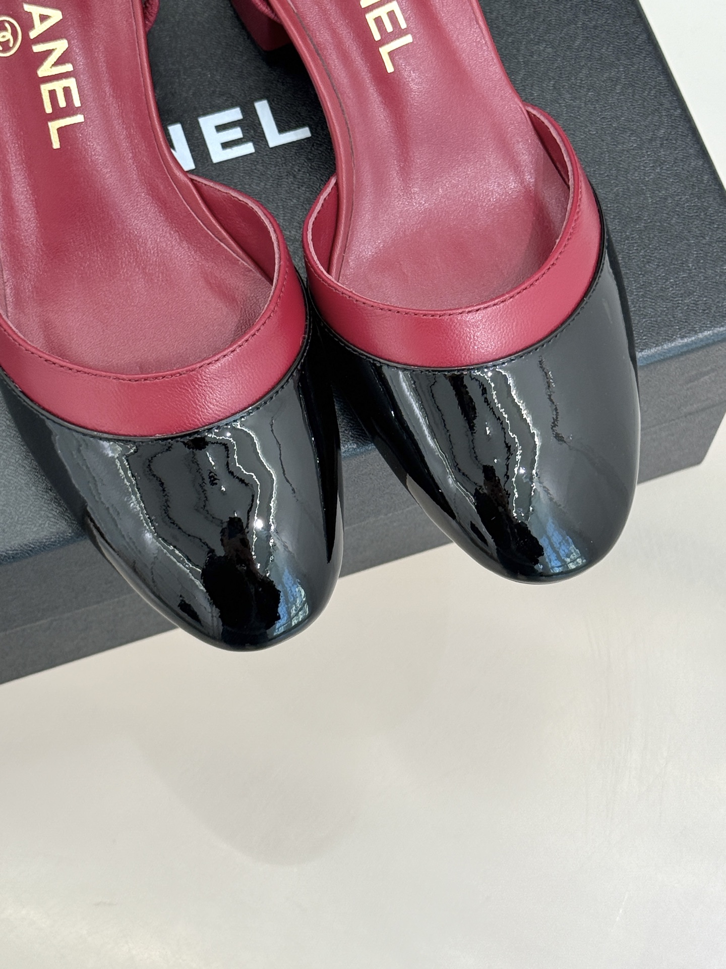 CHANE*｜小香26C新品后空高跟粗跟凉鞋当小香 26C的匠心邂逅夏日风情以露踝设计解锁法式优雅的进阶