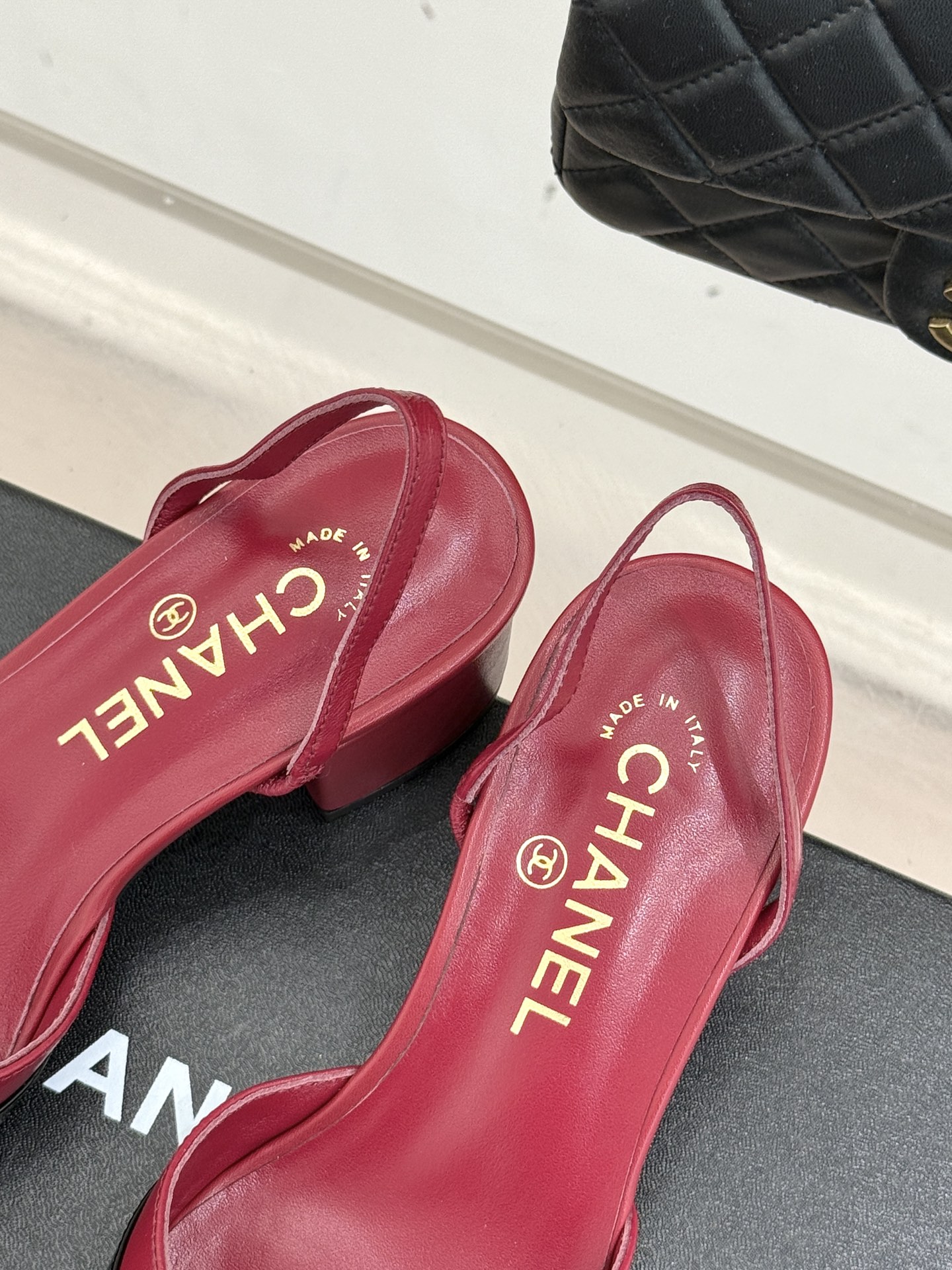 CHANE*｜小香26C新品后空高跟粗跟凉鞋当小香 26C的匠心邂逅夏日风情以露踝设计解锁法式优雅的进阶