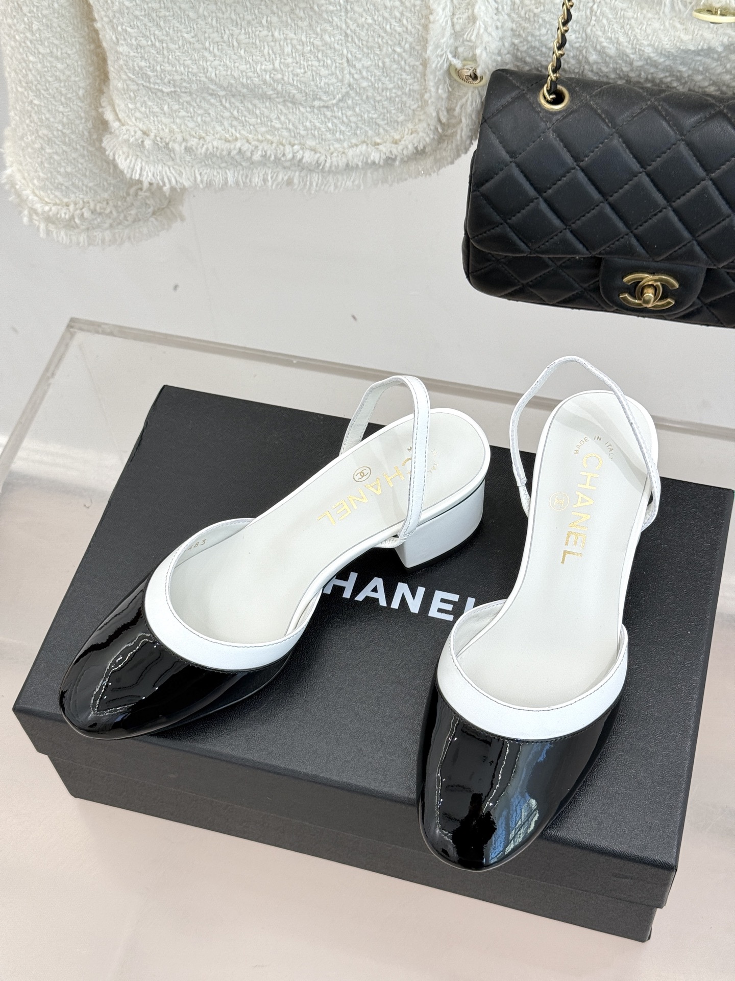 CHANE*｜小香26C新品后空高跟粗跟凉鞋当小香 26C的匠心邂逅夏日风情以露踝设计解锁法式优雅的进阶