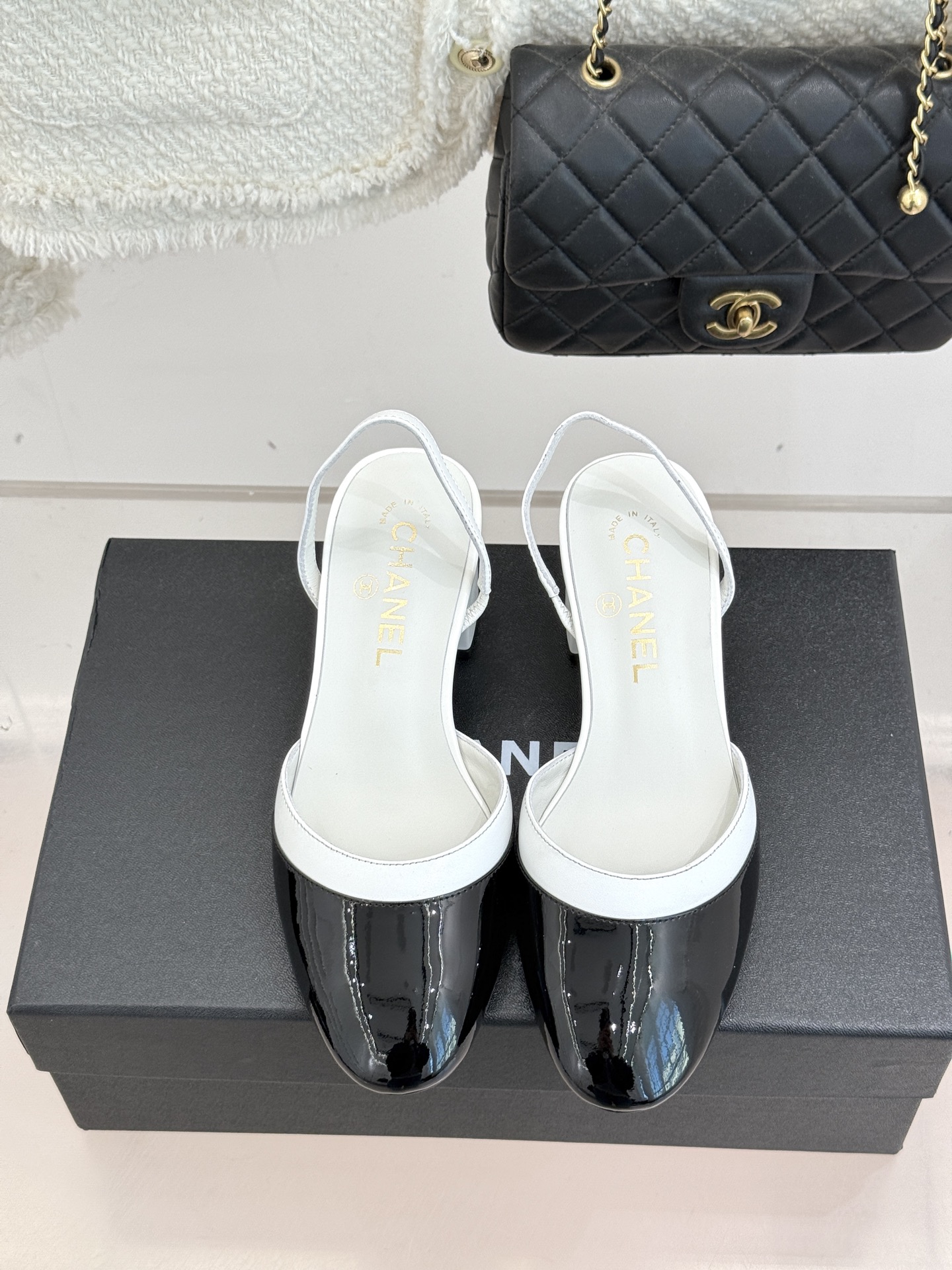 CHANE*｜小香26C新品后空高跟粗跟凉鞋当小香 26C的匠心邂逅夏日风情以露踝设计解锁法式优雅的进阶