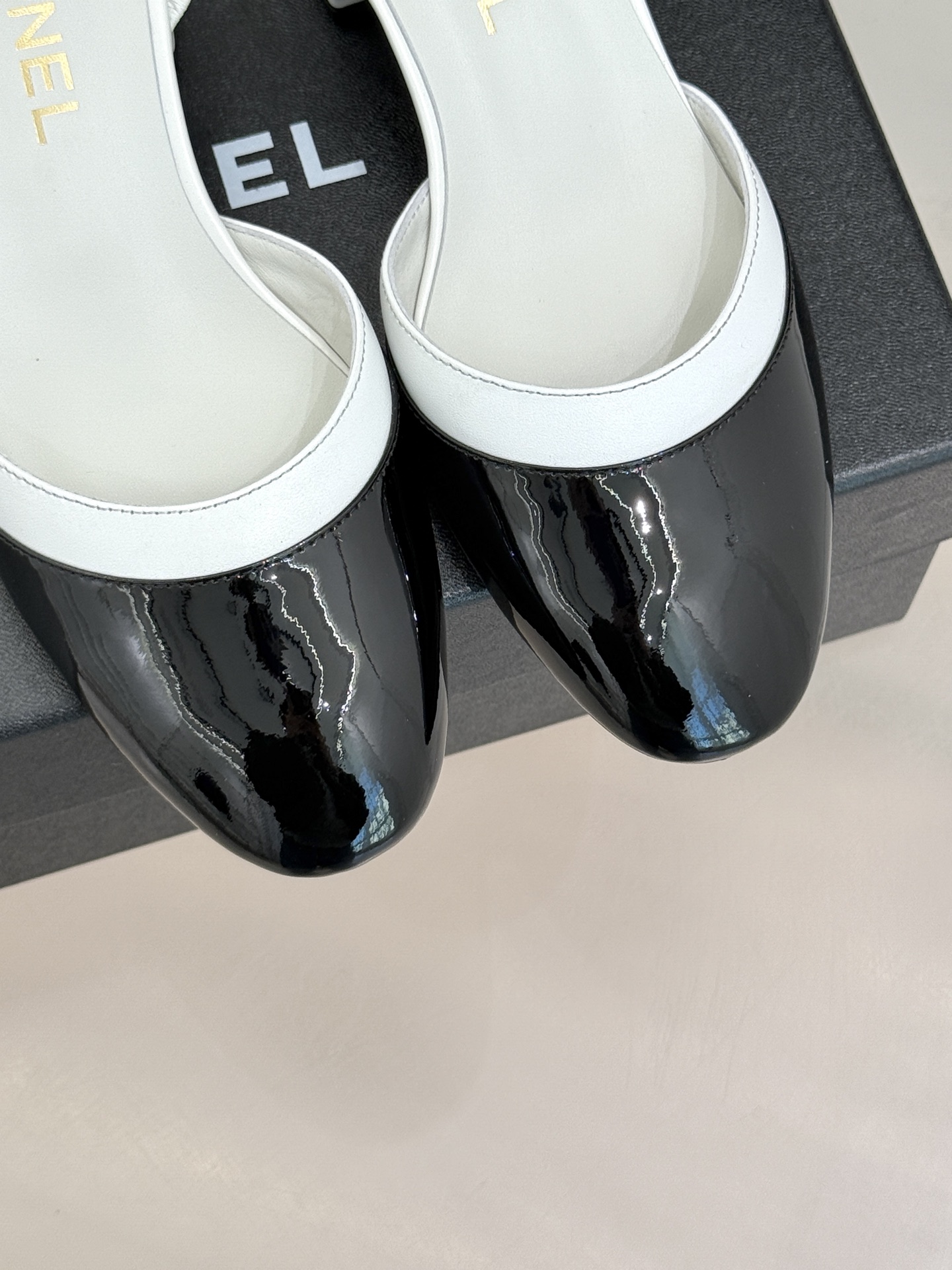 CHANE*｜小香26C新品后空高跟粗跟凉鞋当小香 26C的匠心邂逅夏日风情以露踝设计解锁法式优雅的进阶