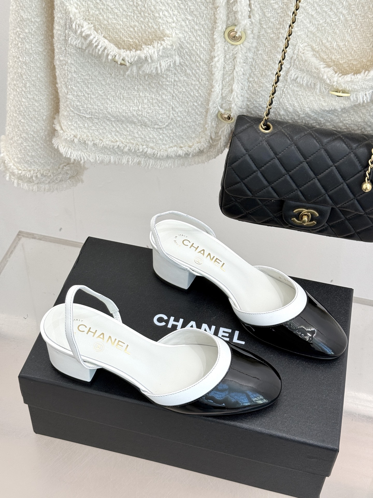 CHANE*｜小香26C新品后空高跟粗跟凉鞋当小香 26C的匠心邂逅夏日风情以露踝设计解锁法式优雅的进阶
