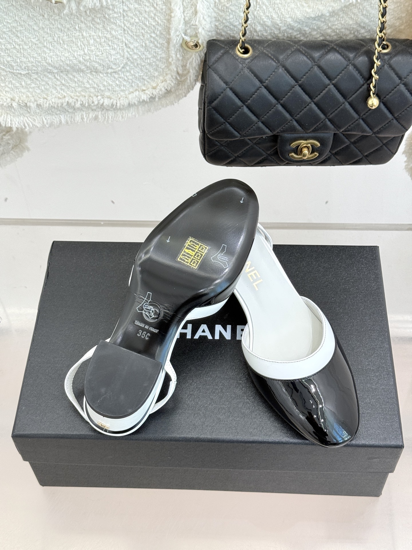 CHANE*｜小香26C新品后空高跟粗跟凉鞋当小香 26C的匠心邂逅夏日风情以露踝设计解锁法式优雅的进阶