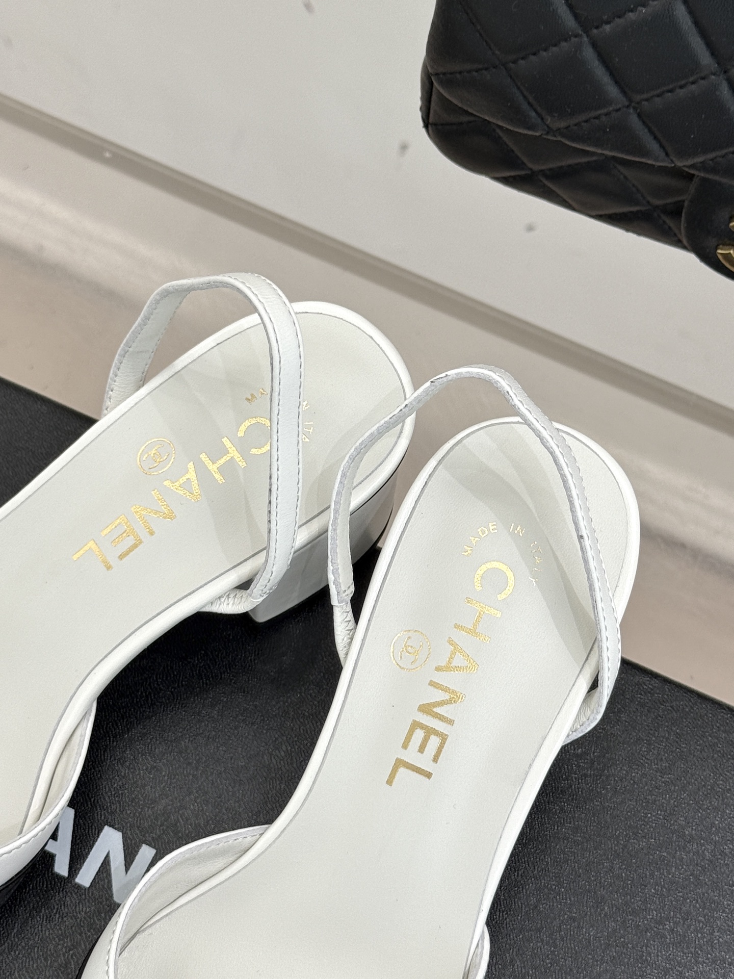 CHANE*｜小香26C新品后空高跟粗跟凉鞋当小香 26C的匠心邂逅夏日风情以露踝设计解锁法式优雅的进阶