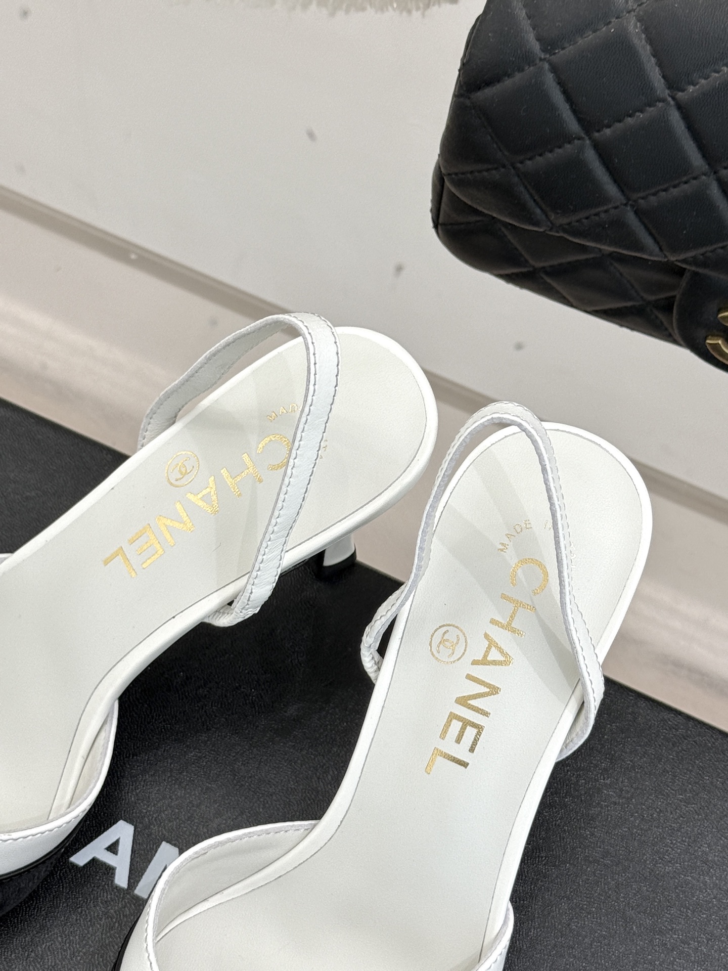 CHANE*｜小香26C新品后空高跟粗跟凉鞋当小香 26C的匠心邂逅夏日风情以露踝设计解锁法式优雅的进阶