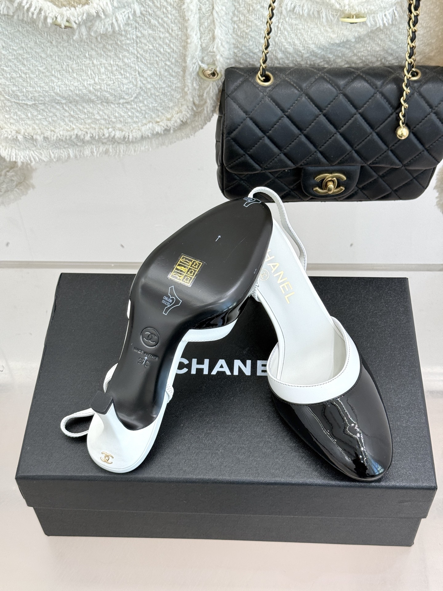 CHANE*｜小香26C新品后空高跟粗跟凉鞋当小香 26C的匠心邂逅夏日风情以露踝设计解锁法式优雅的进阶