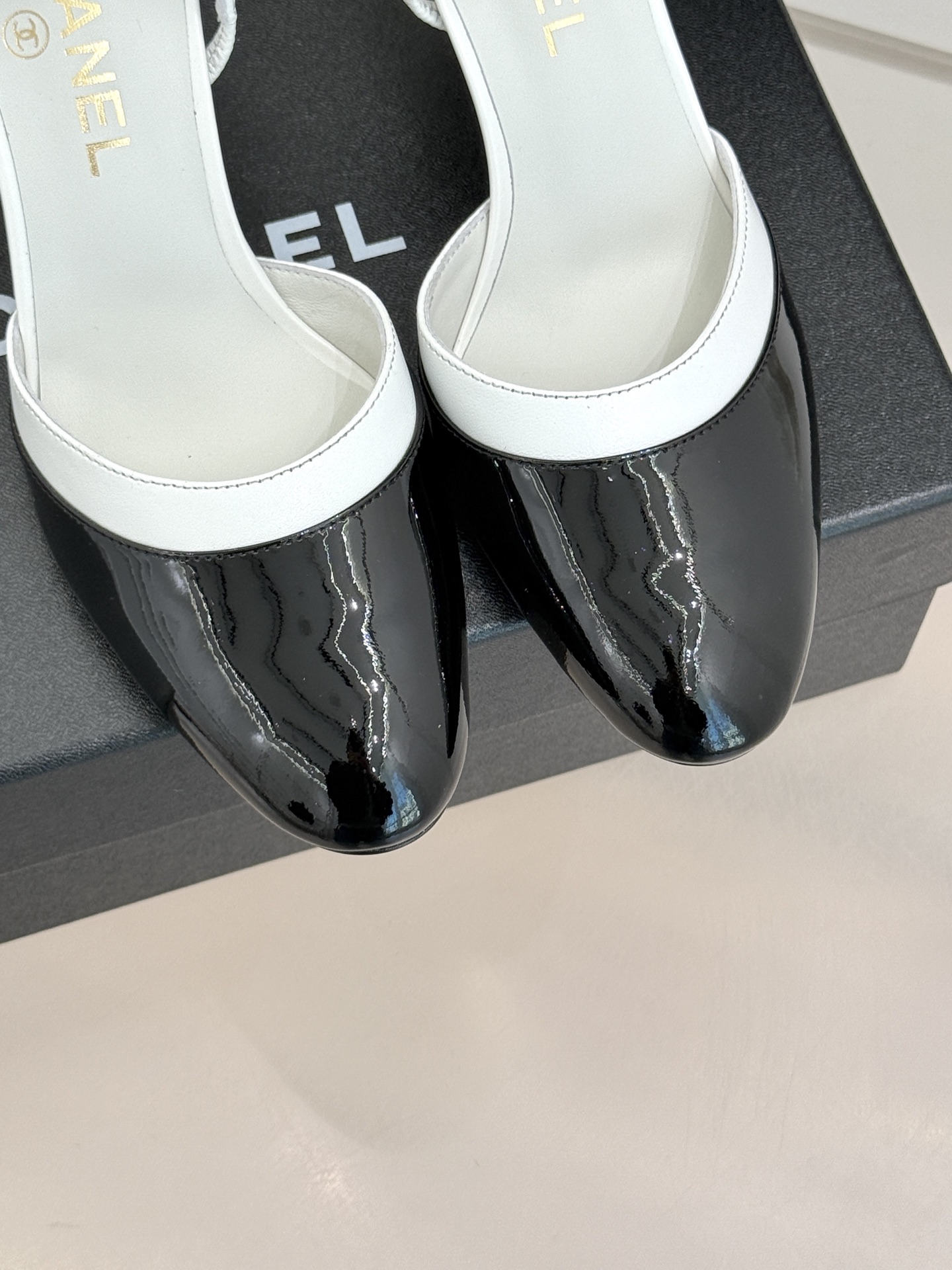 CHANE*｜小香26C新品后空高跟粗跟凉鞋当小香 26C的匠心邂逅夏日风情以露踝设计解锁法式优雅的进阶