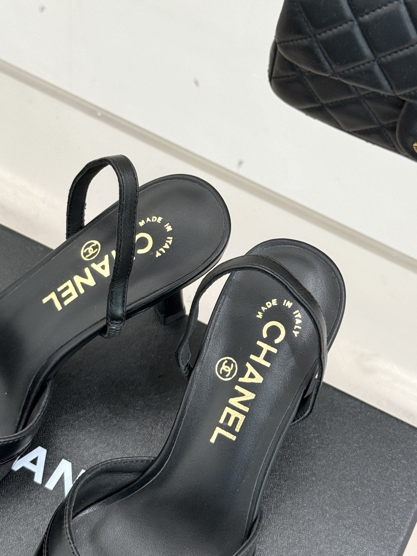 CHANE*｜小香26C新品后空高跟粗跟凉鞋当小香 26C的匠心邂逅夏日风情以露踝设计解锁法式优雅的进阶