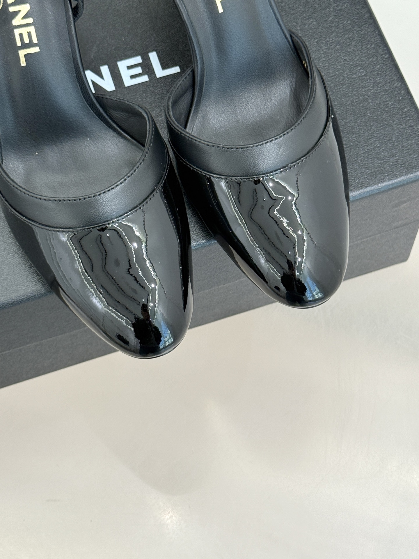 CHANE*｜小香26C新品后空高跟粗跟凉鞋当小香 26C的匠心邂逅夏日风情以露踝设计解锁法式优雅的进阶