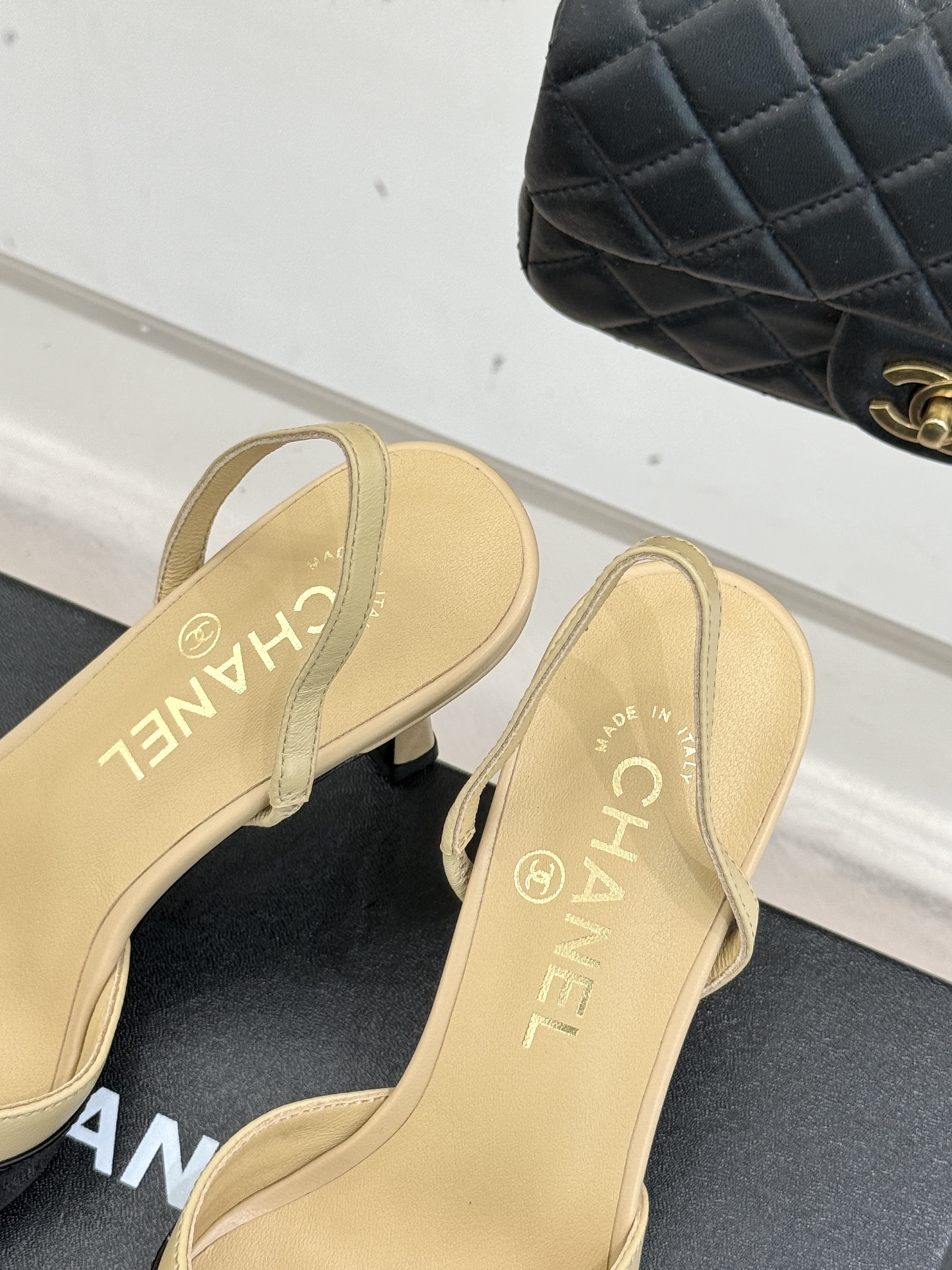 CHANE*｜小香26C新品后空高跟粗跟凉鞋当小香 26C的匠心邂逅夏日风情以露踝设计解锁法式优雅的进阶