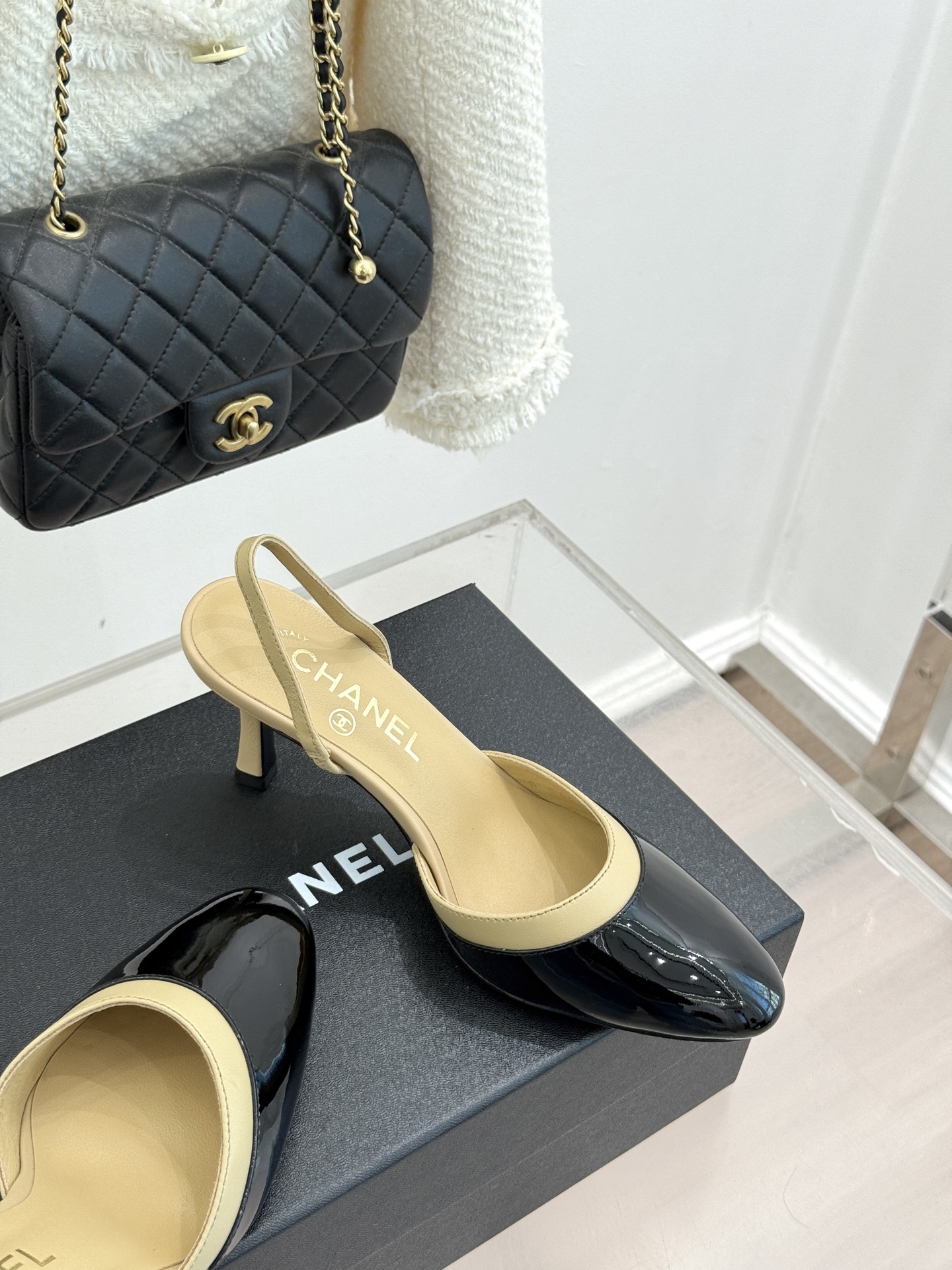 CHANE*｜小香26C新品后空高跟粗跟凉鞋当小香 26C的匠心邂逅夏日风情以露踝设计解锁法式优雅的进阶