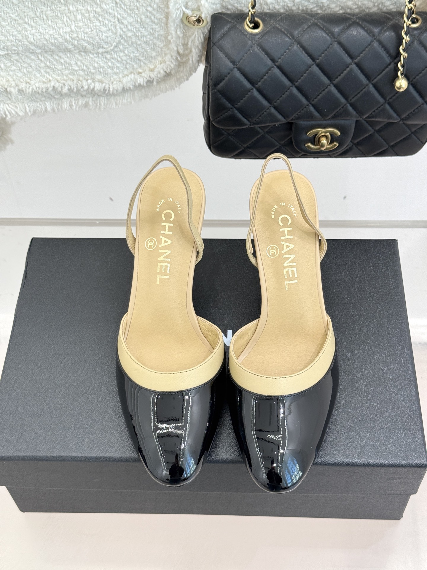 CHANE*｜小香26C新品后空高跟粗跟凉鞋当小香 26C的匠心邂逅夏日风情以露踝设计解锁法式优雅的进阶